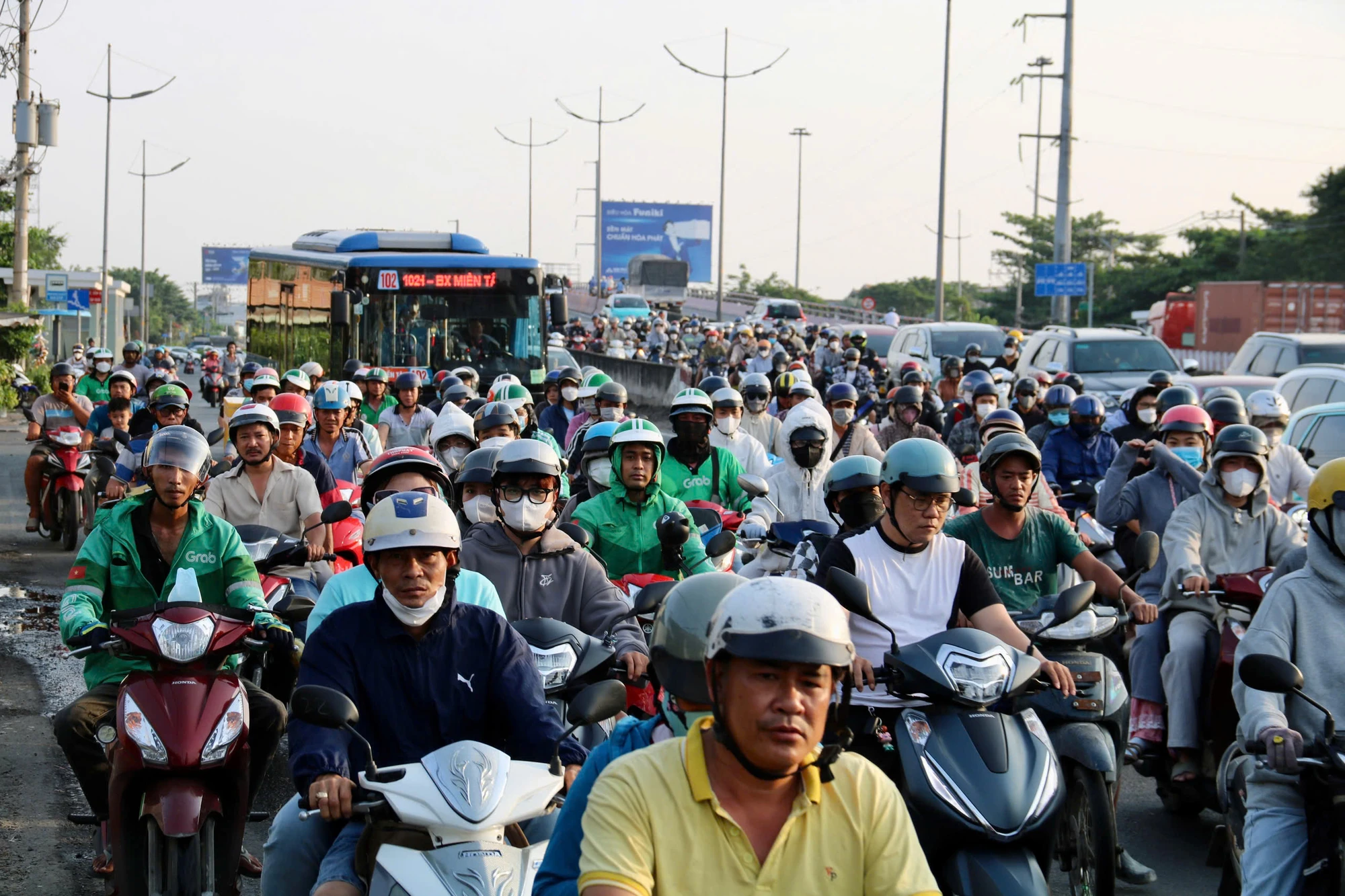 Người dân quay lại sau kì nghỉ, cửa ngõ TP.HCM phía Tây ùn ứ