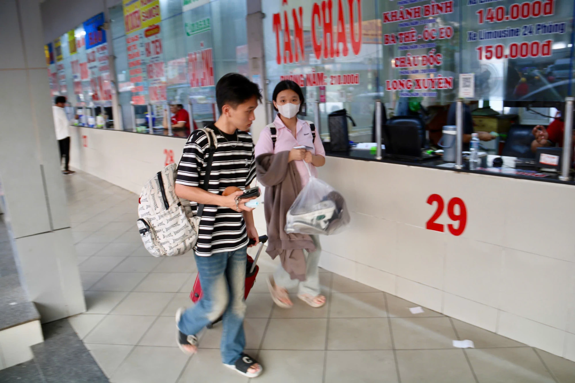 cua-ngo-TP.HCM-15.jpg