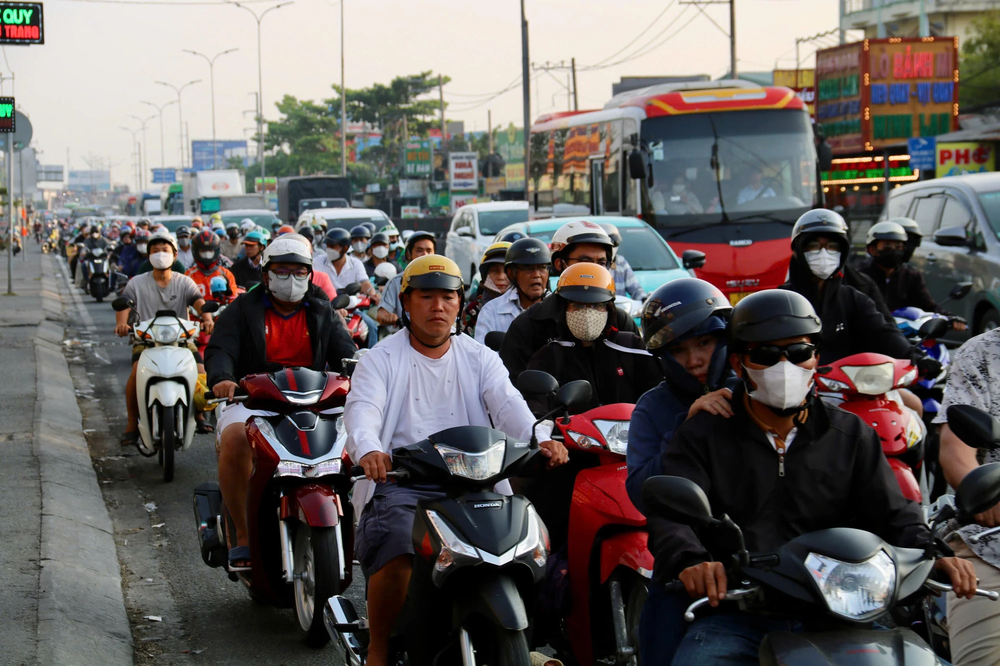 cua-ngo-TP.HCM-6.jpg