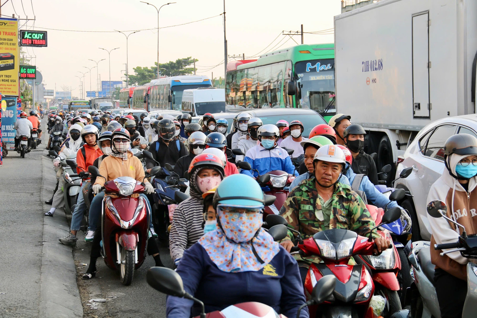 cua-ngo-TP.HCM-7.jpg