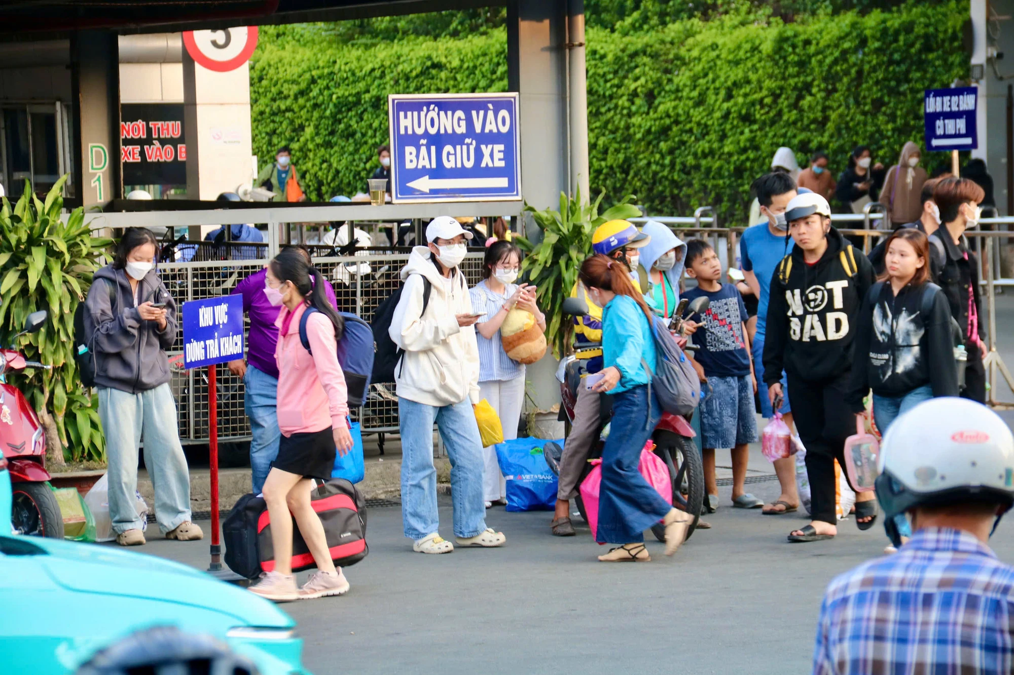 cua-ngo-TP.HCM-9.jpg