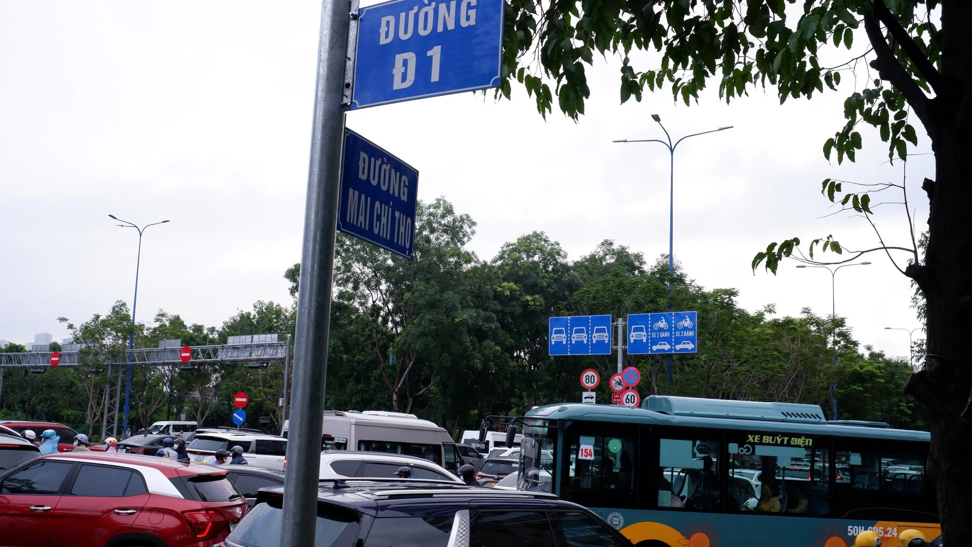 cua-ngo-phia-dong.jpg