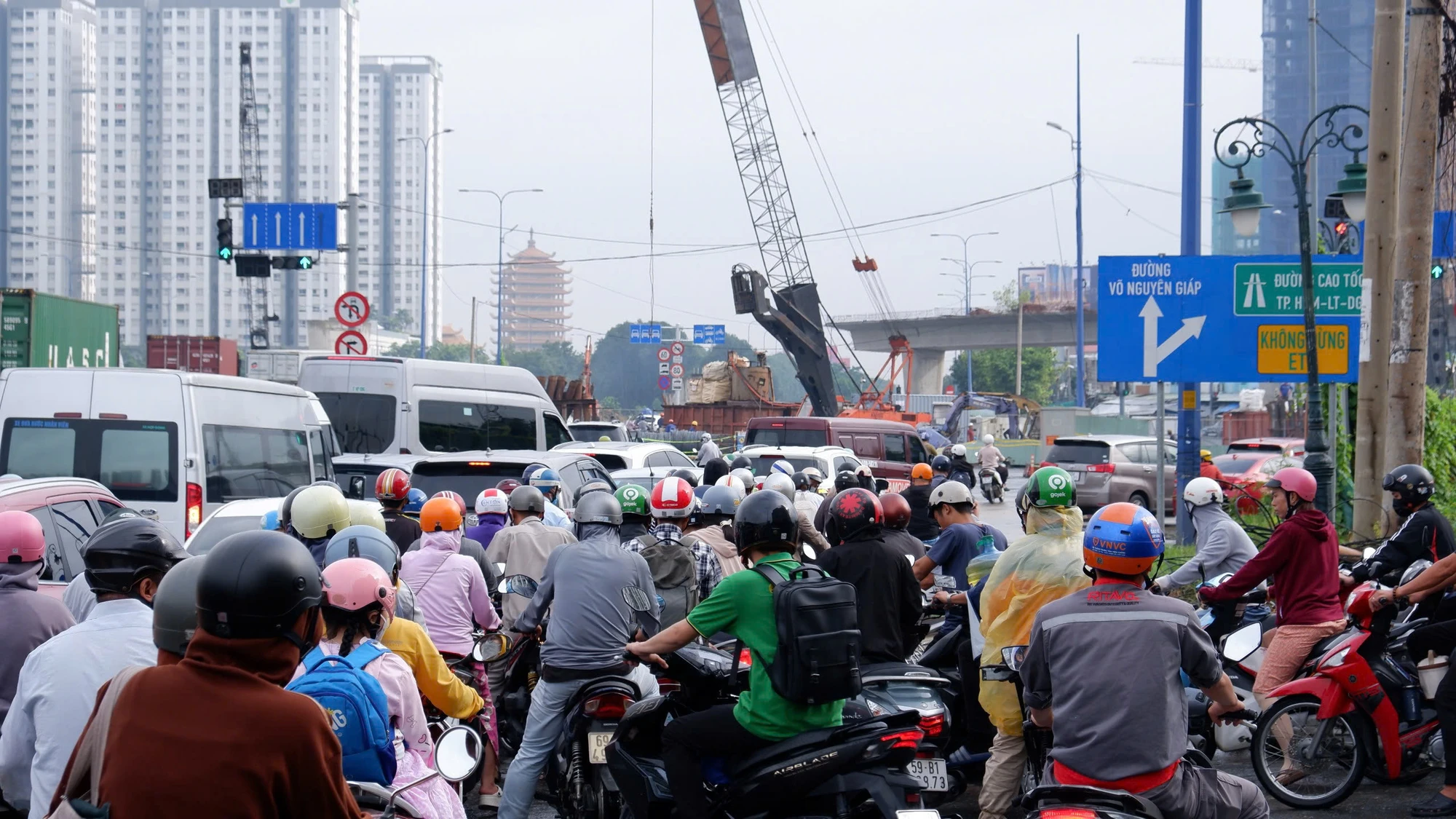 cua-ngo-phia-dong-2.jpg
