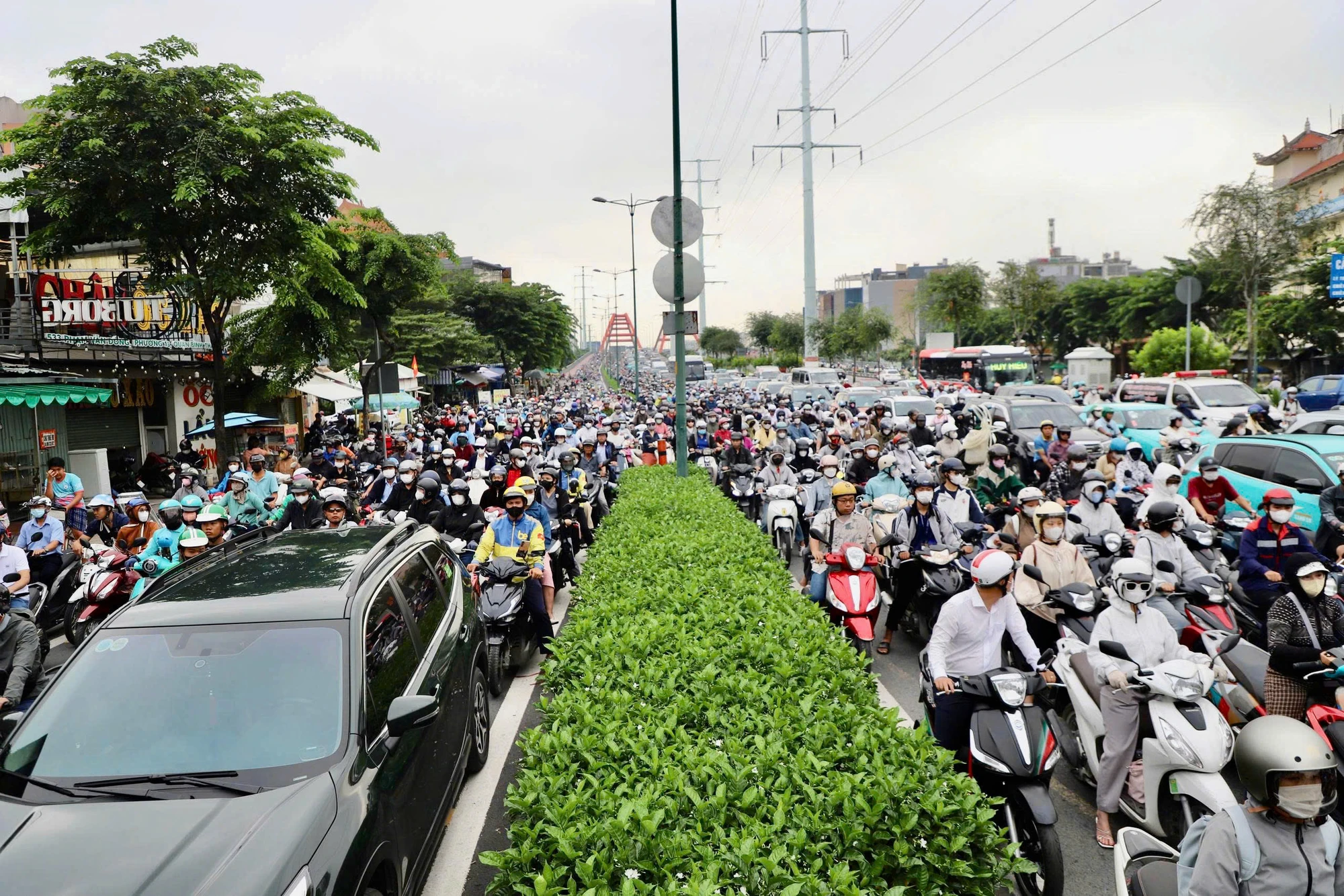 Ùn ứ khu vực cầu Bình Triệu ngày càng nghiêm trọng, áp dụng nhiều giải pháp 
