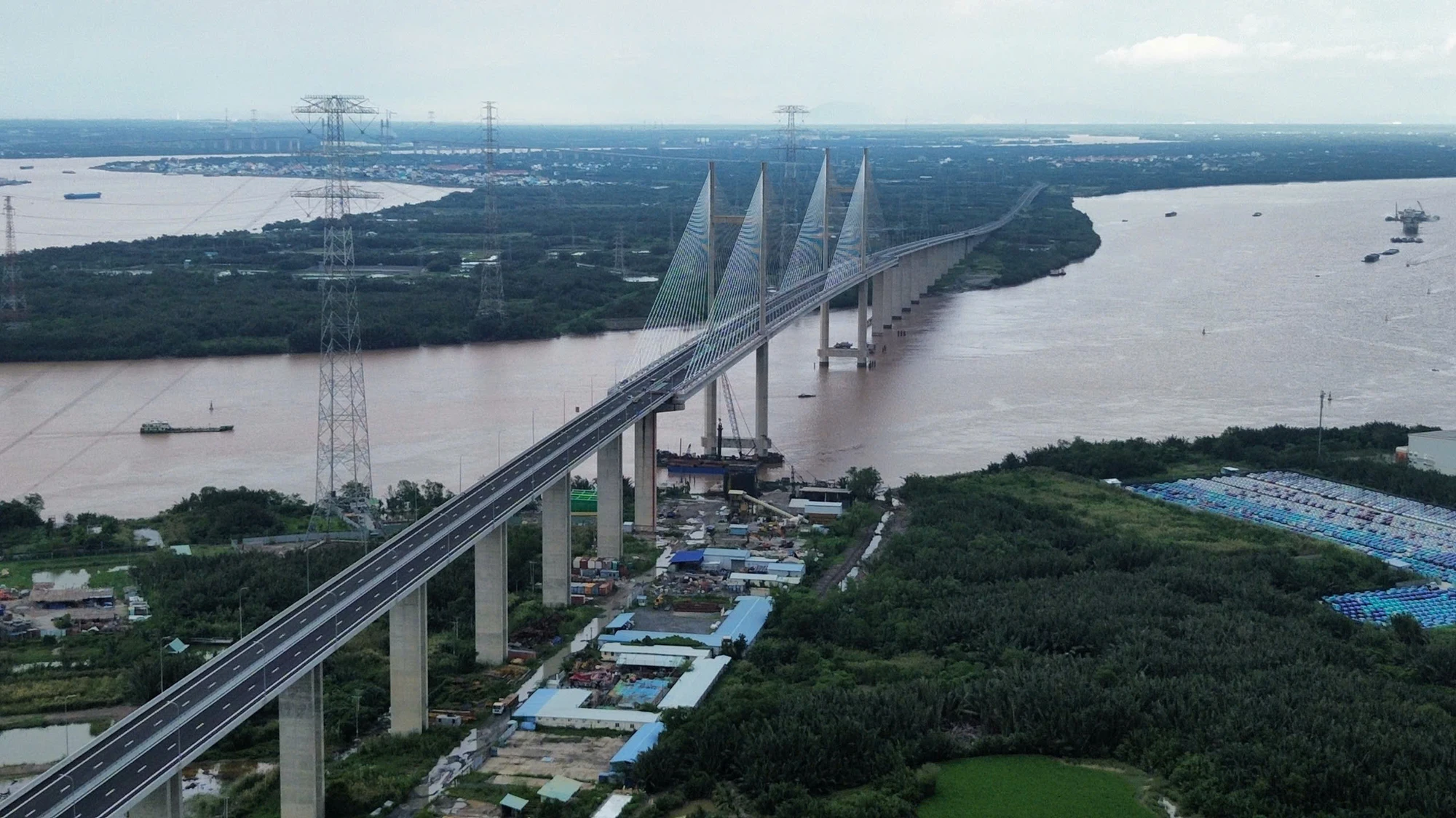 Cầu dây văng tĩnh không cao nhất Việt Nam đã hoàn thành, nhưng chưa thể cho xe chạy