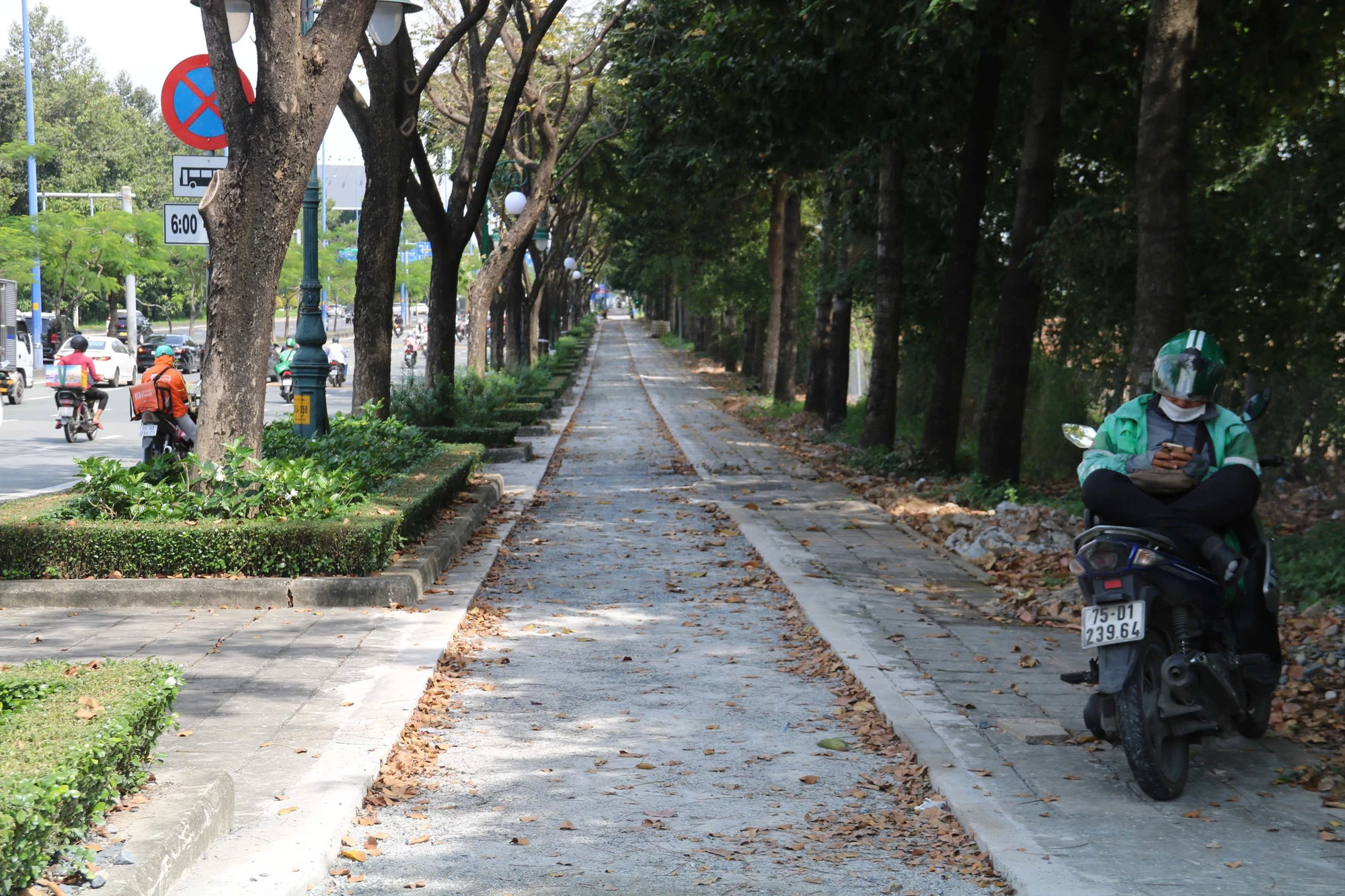 Làn đường riêng cho xe đạp dần lộ diện trên đại lộ Mai Chí Thọ