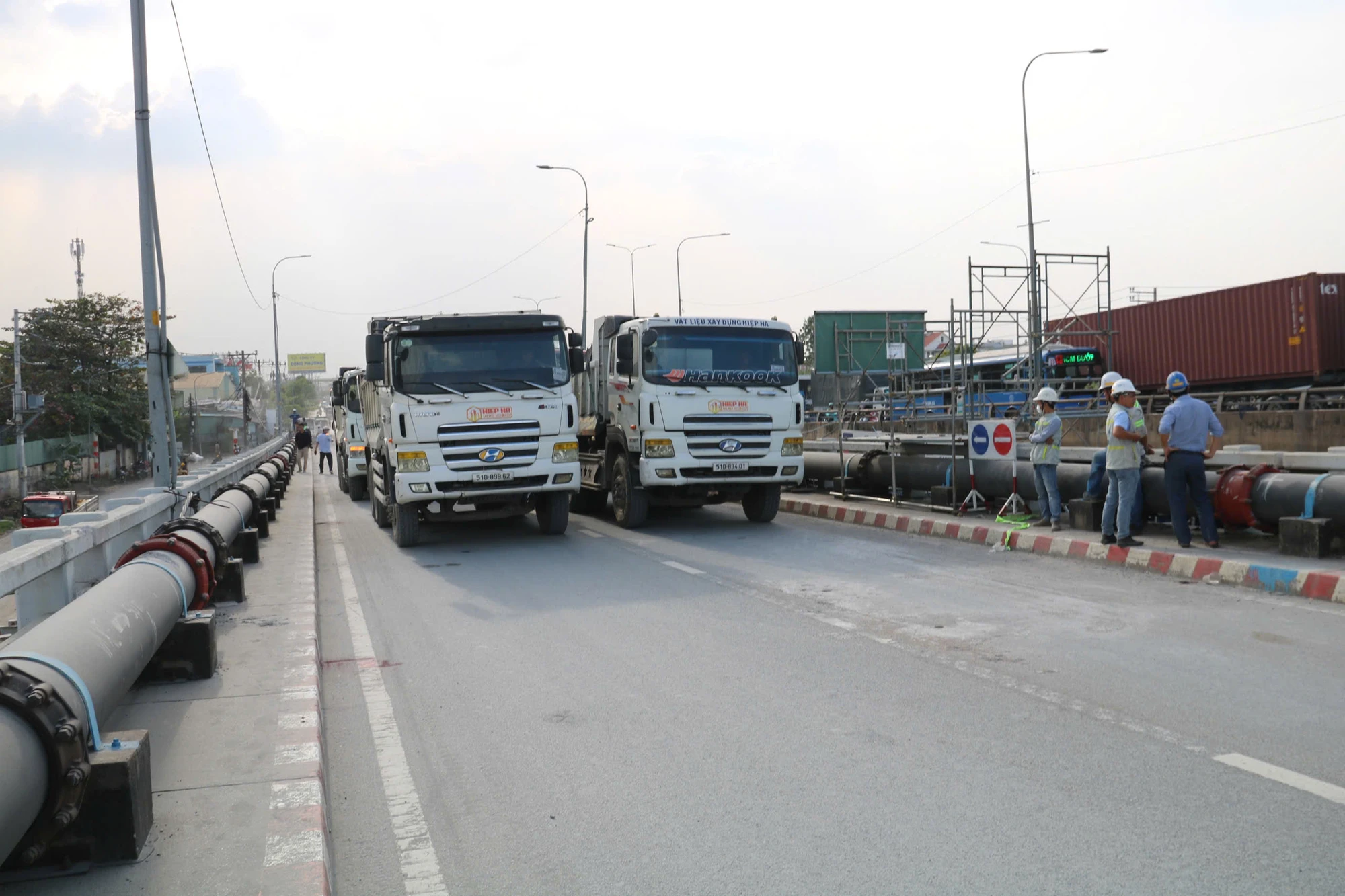 TP.HCM: Thử tải cầu Bình Phước 1 trước ngày thông xe