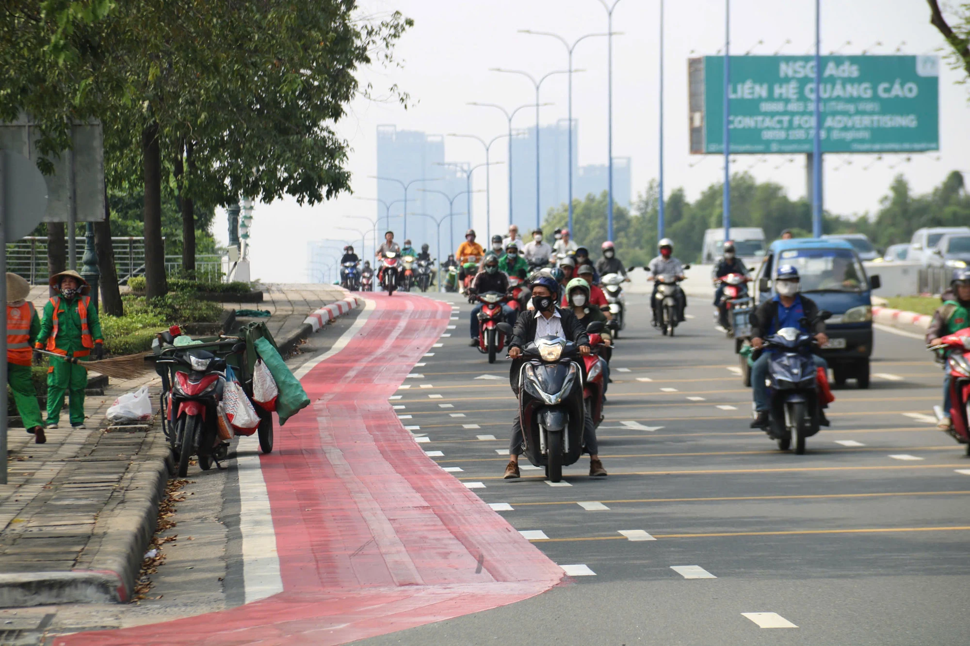 Xe máy đi vào làn xe đạp trên đại lộ Mai Chí Thọ sẽ bị xử phạt
