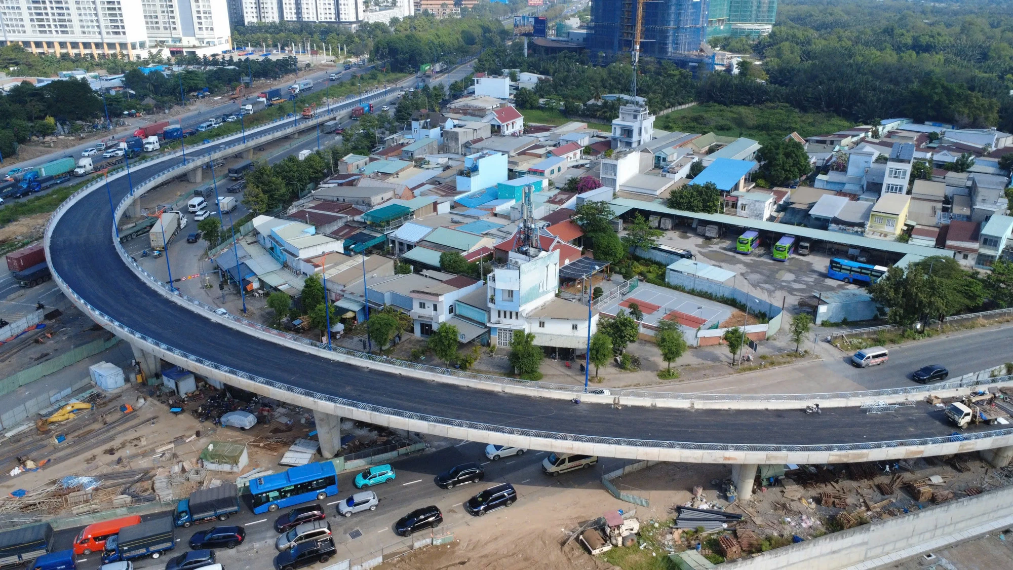 Cầu vượt kết nối cao tốc với đại lộ Mai Chí Thọ ở nút giao An Phú sẵn sàng thông xe 