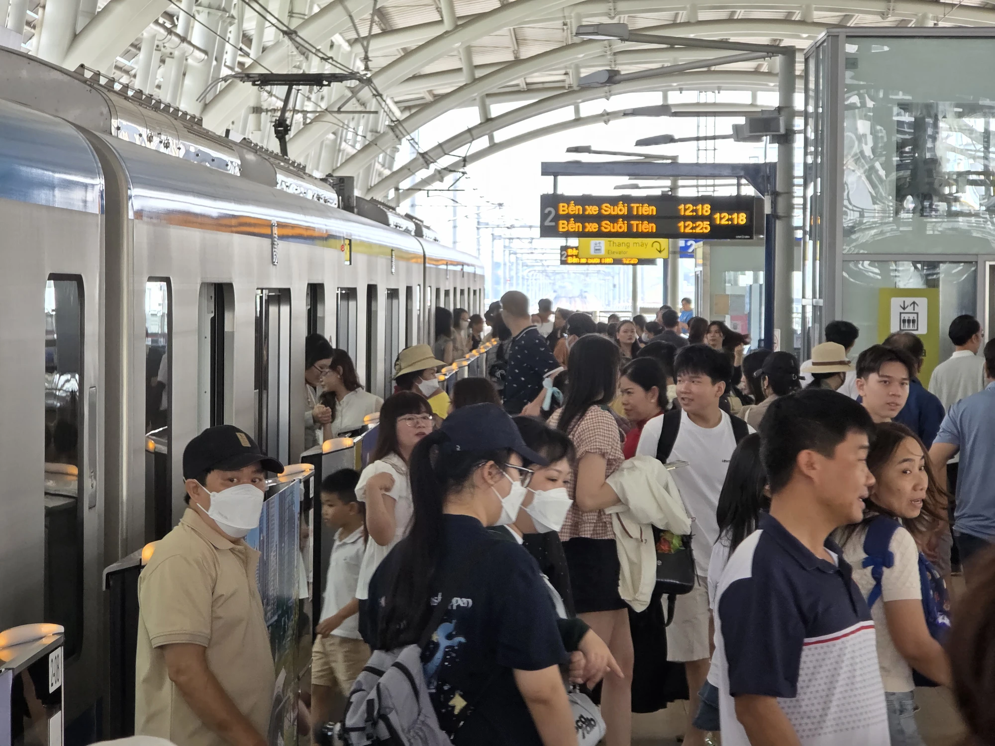 Những con số ấn tượng của metro số 1 trong ngày đầu năm 2026