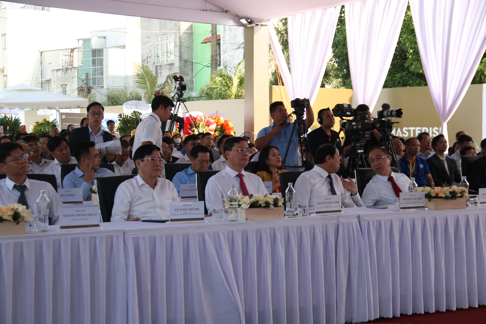 Các đại biểu tham dự buổi lễ. Ảnh:NHƯ NGỌC