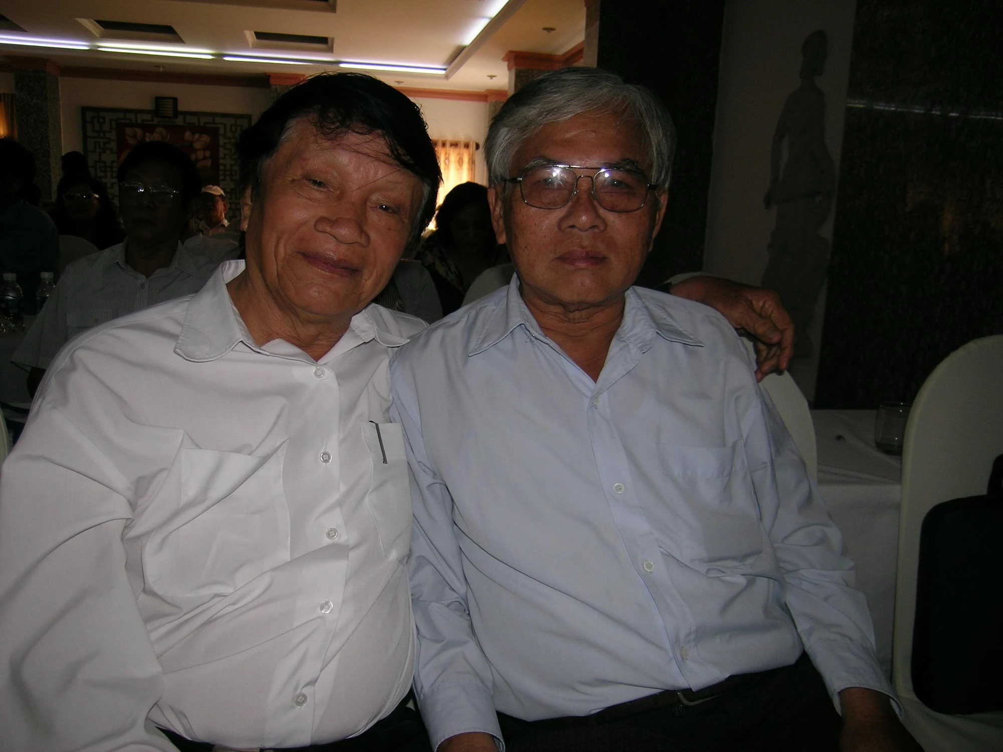 Tác giả "Bút máu" - nhà văn Vũ Hạnh (trái) cùng nhà thơ Chế Lan Viên là hai người đã giới thiệu nhà văn Nguyễn Khoa Đăng (phải) vào Hội Nhà văn Việt Nam. Ảnh: NGUYỄN TÝ Tác giả "Bút máu" - nhà văn Vũ Hạnh (trái) cùng nhà thơ Chế Lan Viên là hai người đã giới thiệu nhà văn Nguyễn Khoa Đăng (phải) vào Hội Nhà văn Việt Nam. Ảnh: NGUYỄN TÝ