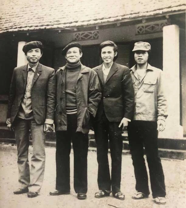 Là học viên khóa đầu tiên của trường Trung cấp Cơ điện Mỏ (1959 – 1962), ra trường, ông về làm tại Mỏ than Cọc Sáu, TP Cẩm Phả, Quảng Ninh. Tại đây, ông vừa làm cán bộ cơ điện mỏ, vừa viết báo, viết văn. Trước khi về hưu, ông về Hà Nội làm Phó tổng biên tập Tạp chí Than. Trong ảnh: Nhà văn Võ Khắc Nghiêm thời trẻ (ngoài cùng bên trái). Ảnh: TL Là học viên khóa đầu tiên của trường Trung cấp Cơ điện Mỏ (1959 – 1962), ra trường, ông về làm tại Mỏ than Cọc Sáu, TP Cẩm Phả, Quảng Ninh. Tại đây, ông vừa làm cán bộ cơ điện mỏ, vừa viết báo, viết văn. Trước khi về hưu, ông về Hà Nội làm Phó tổng biên tập Tạp chí Than. Trong ảnh: Nhà văn Võ Khắc Nghiêm thời trẻ (ngoài cùng bên trái). Ảnh: TL
