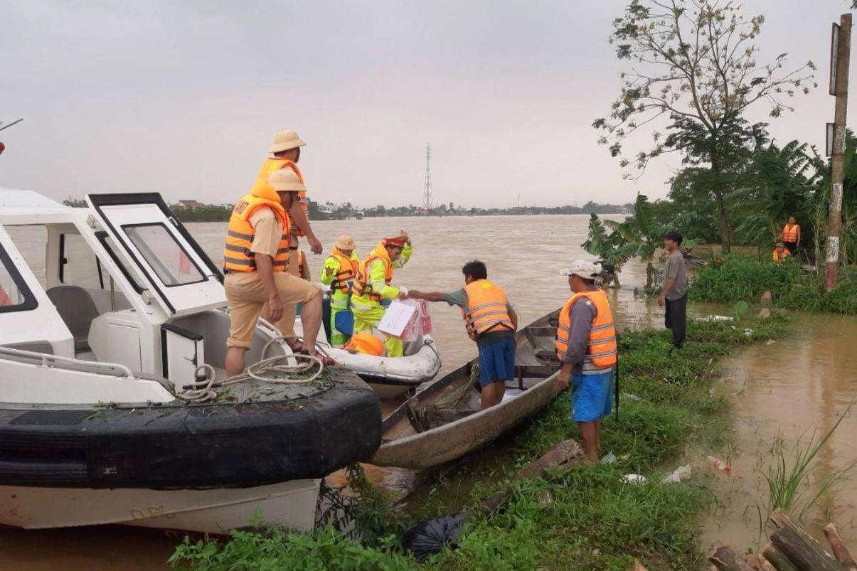 Công an tiếp cận, hỗ trợ lương thực cho người dân ở vùng ngập sâu.