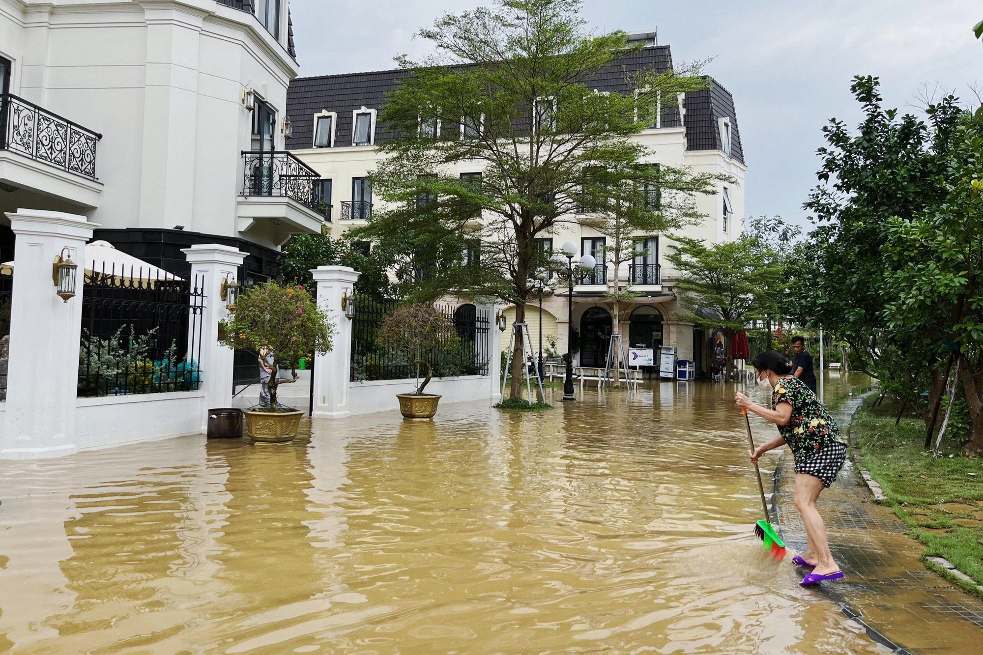Nhiều nơi nước lũ vẫn đang ngập sâu.
