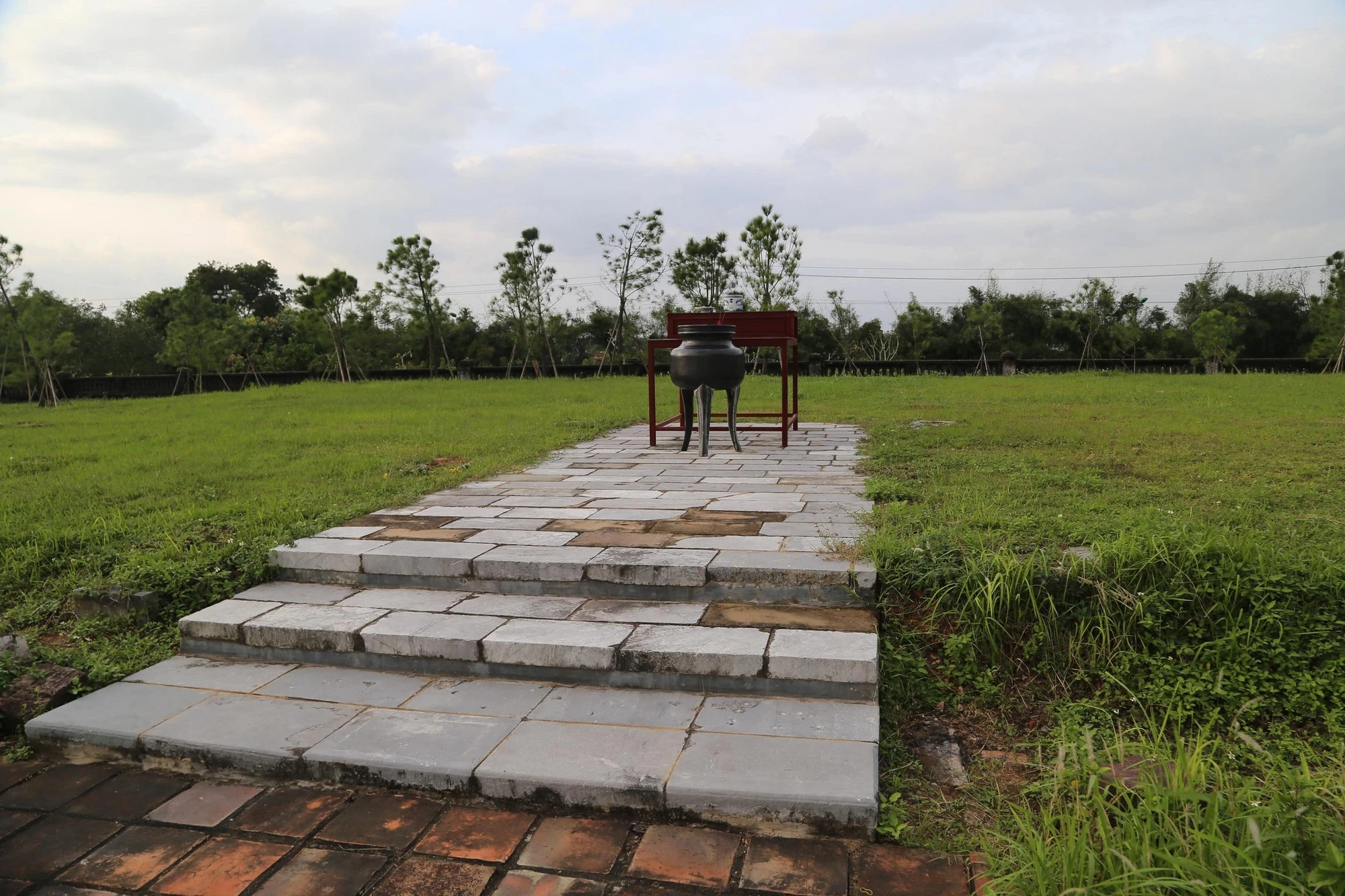 Các công trình bằng gỗ bao gồm ngôi điện chính chỉ còn lại phần nền móng. Các công trình bằng gỗ bao gồm ngôi điện chính chỉ còn lại phần nền móng.