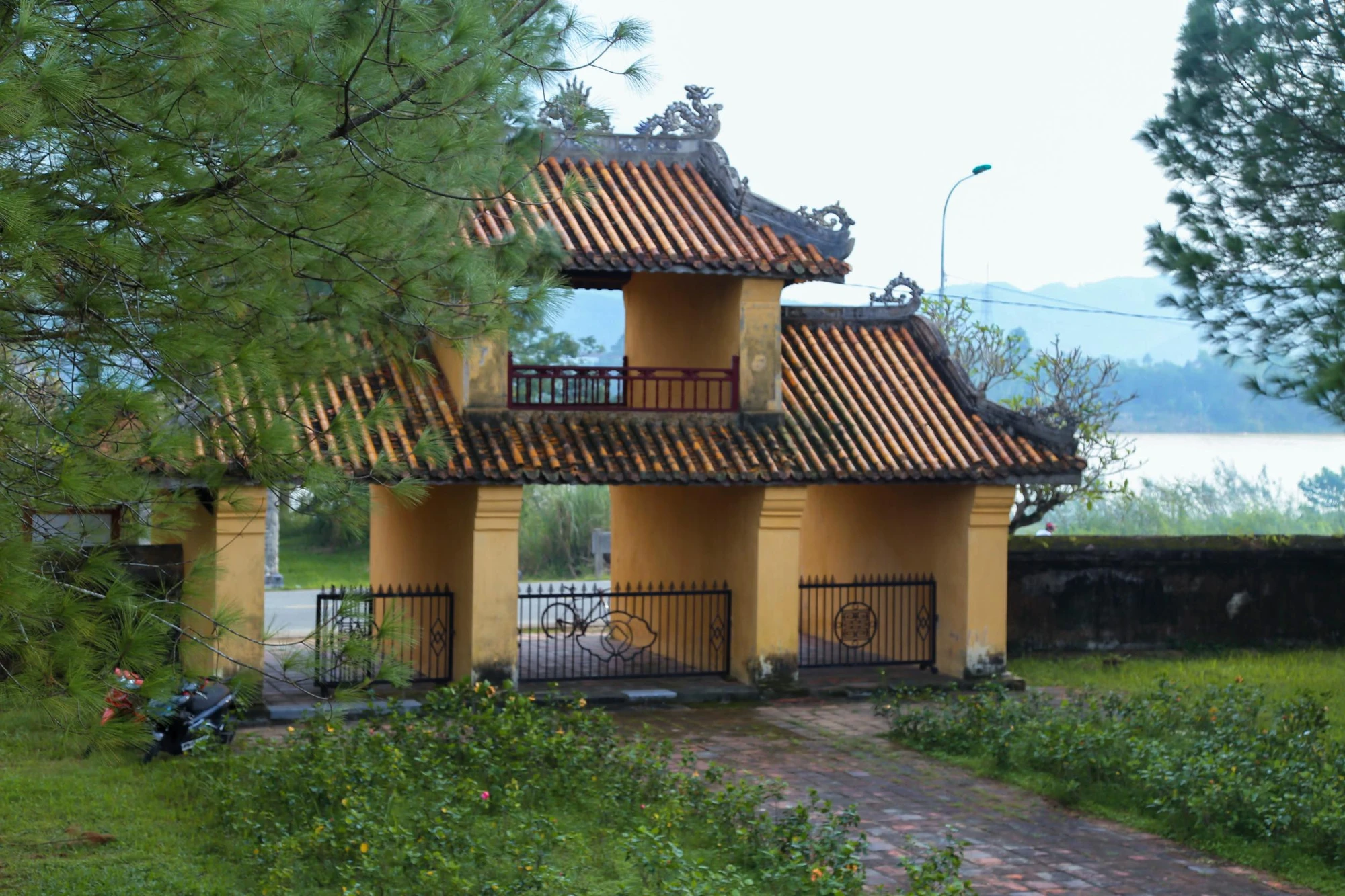 Văn Miếu nằm bên dòng sông Hương thơ mộng. Văn Miếu nằm bên dòng sông Hương thơ mộng.