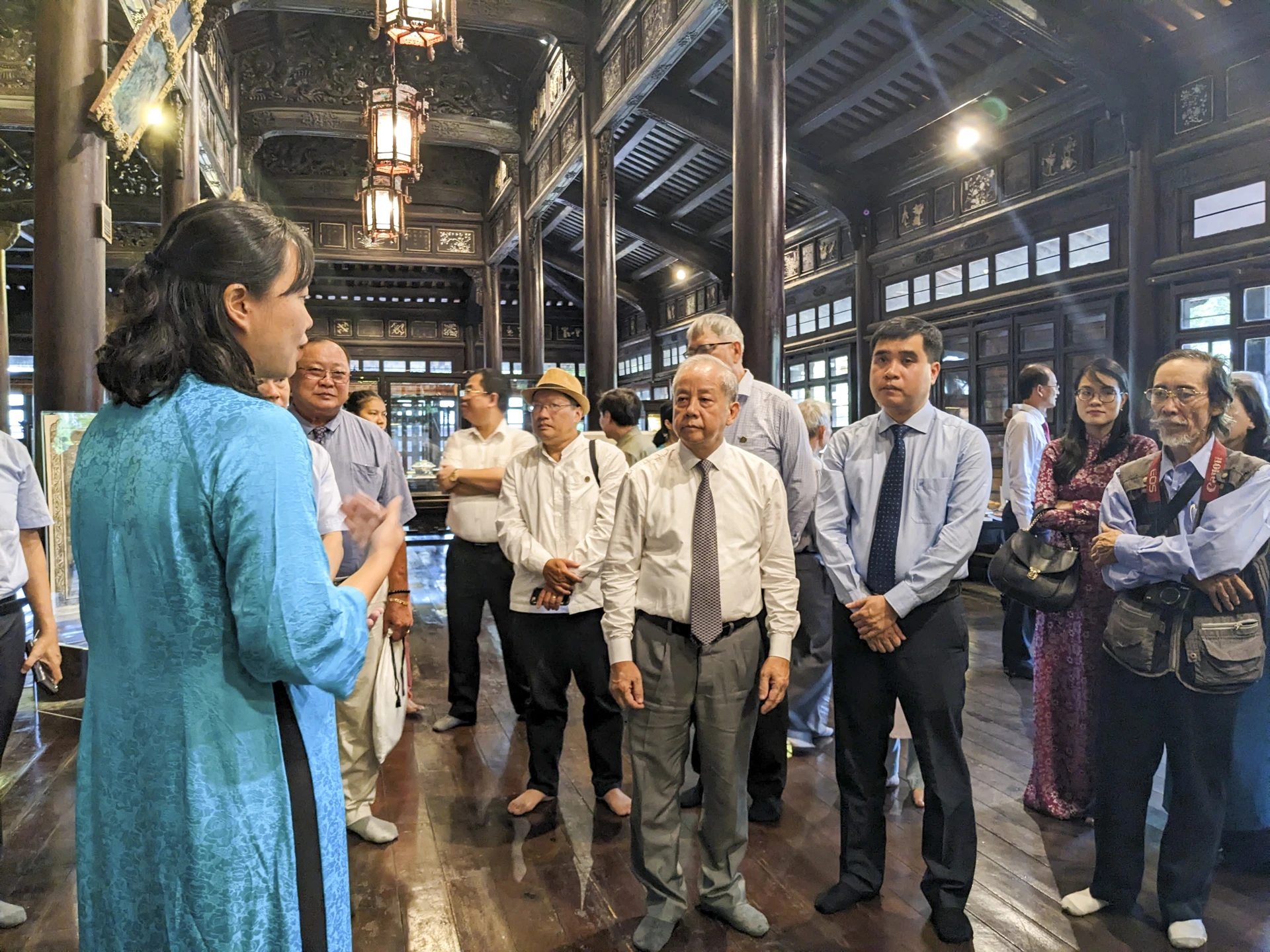 Các đại biểu, người dân vào xem triển lãm. Ảnh: NGUYỄN DO Các đại biểu, người dân vào xem triển lãm. Ảnh: NGUYỄN DO