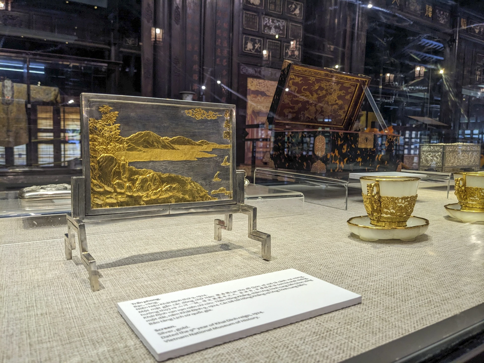 Ngày 17-8-1923, trong chỉ dụ cho phép thành lập Musée Khải Định, vua Khải Định đã viết: "Đất nước của trẫm đã nhận được từ các thế hệ đi trước những mẫu vật tuyệt đẹp của nghệ thuật cổ xưa, các mẫu vật này cần được bảo tồn cho việc hình thành và gìn giữ khiếu thẩm mỹ và tinh thần nghệ thuật cho các thế hệ mai sau". Ảnh: NGUYỄN DO Ngày 17-8-1923, trong chỉ dụ cho phép thành lập Musée Khải Định, vua Khải Định đã viết: "Đất nước của trẫm đã nhận được từ các thế hệ đi trước những mẫu vật tuyệt đẹp của nghệ thuật cổ xưa, các mẫu vật này cần được bảo tồn cho việc hình thành và gìn giữ khiếu thẩm mỹ và tinh thần nghệ thuật cho các thế hệ mai sau". Ảnh: NGUYỄN DO