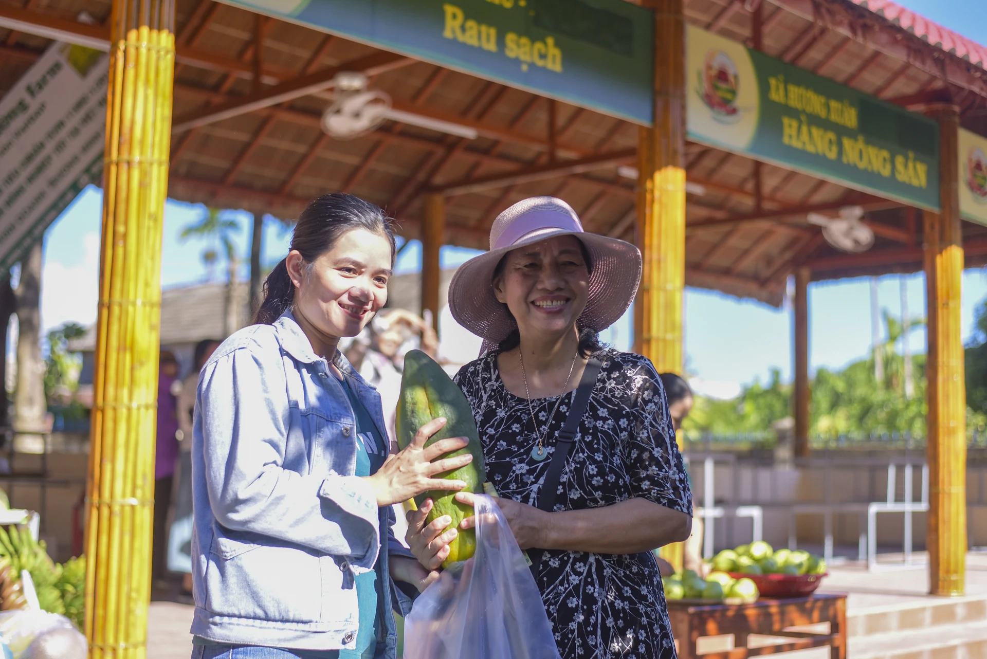 Du khách thích thú chụp ảnh tại chợ phiên Nam Đông. Du khách thích thú chụp ảnh tại chợ phiên Nam Đông.