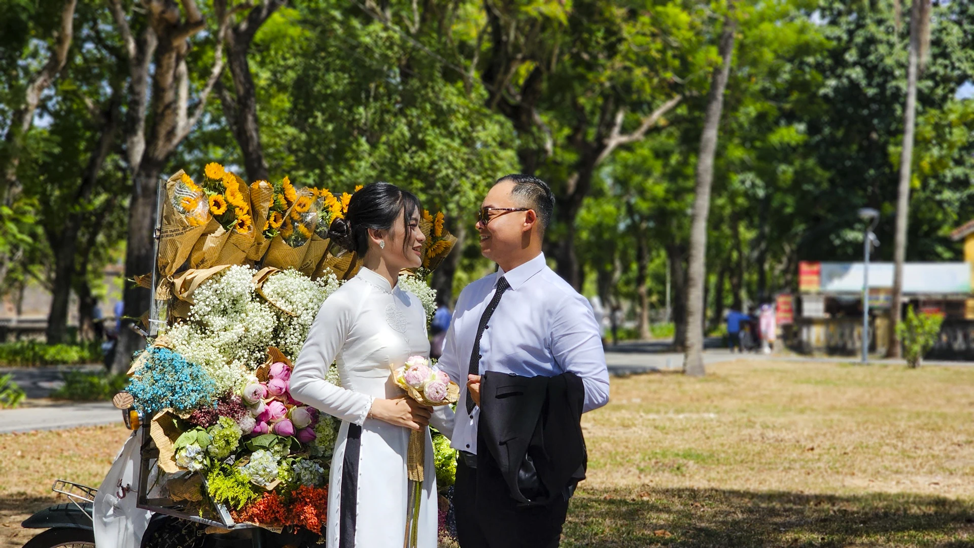 Từng đôi nam nữ cũng chọn xe hoa làm điểm nhấn cho bộ ảnh của mình. Từng đôi nam nữ cũng chọn xe hoa làm điểm nhấn cho bộ ảnh của mình.