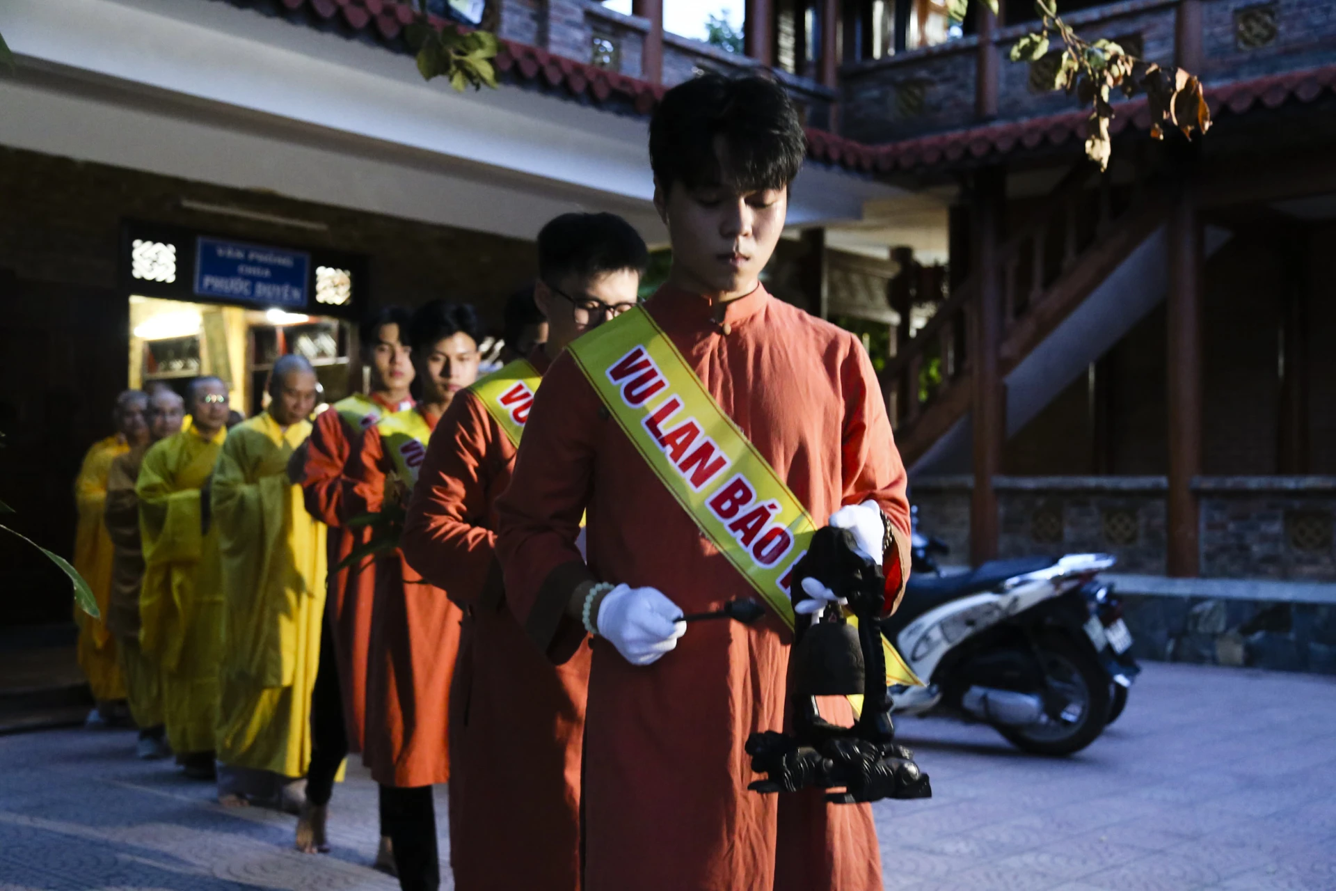 Lễ Vu lan có khởi nguồn từ sự tích Đại Hiếu Mục Kiền Liên Bồ Tát vào địa ngục cứu mẹ, sau này hình thành nên quan niệm Vu lan là mùa báo hiếu. Lễ Vu lan có khởi nguồn từ sự tích Đại Hiếu Mục Kiền Liên Bồ Tát vào địa ngục cứu mẹ, sau này hình thành nên quan niệm Vu lan là mùa báo hiếu.