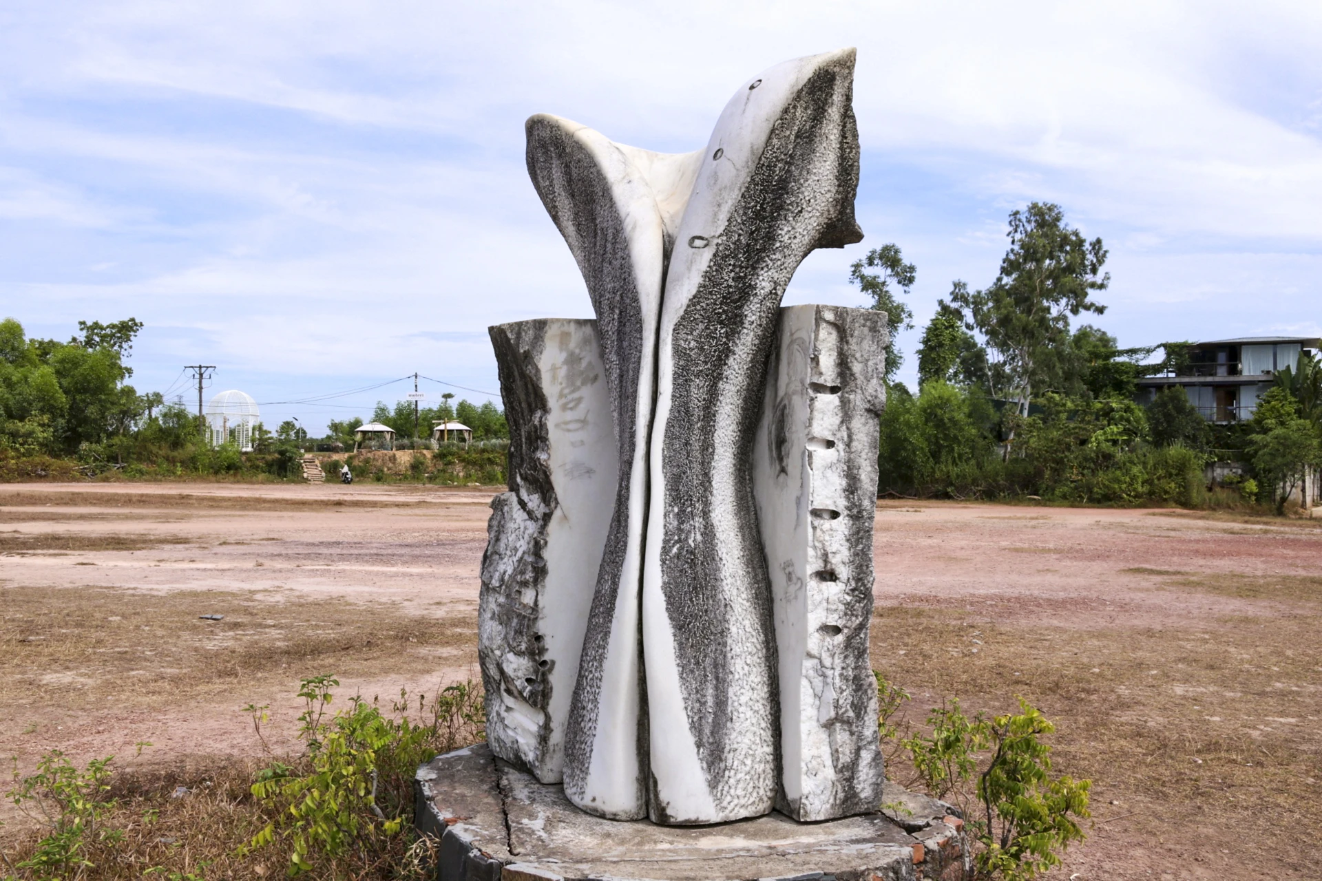 tuong-cong-vien-thuy-tien-11.jpg