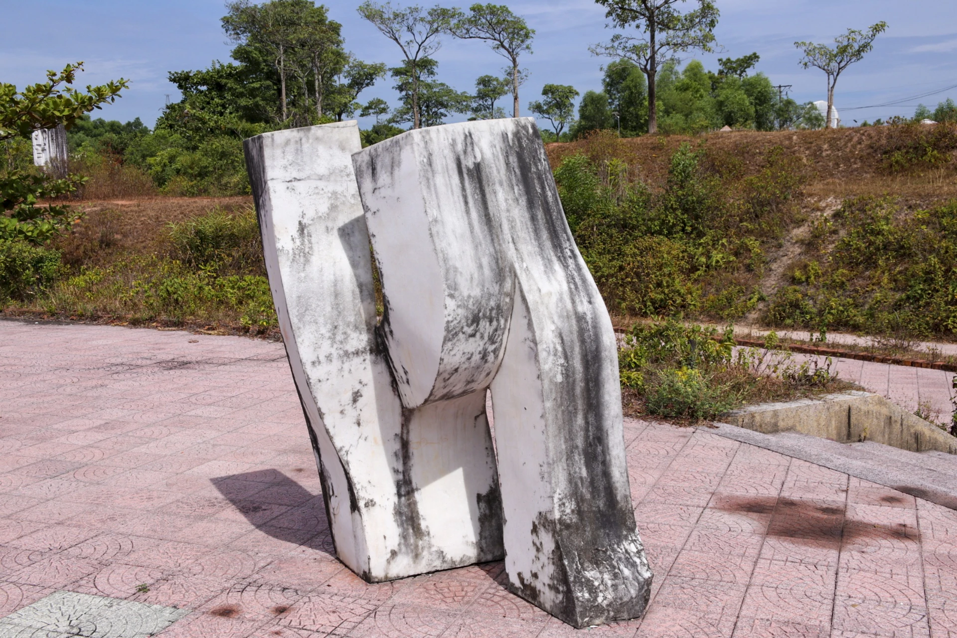 tuong-cong-vien-thuy-tien-4.jpg