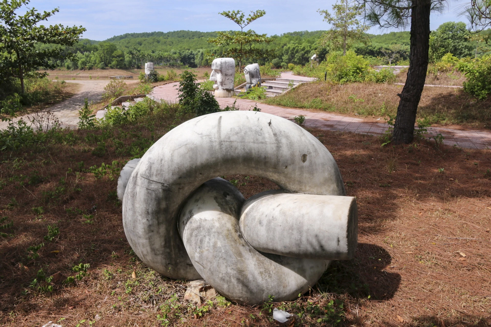 tuong-cong-vien-thuy-tien-7.jpg