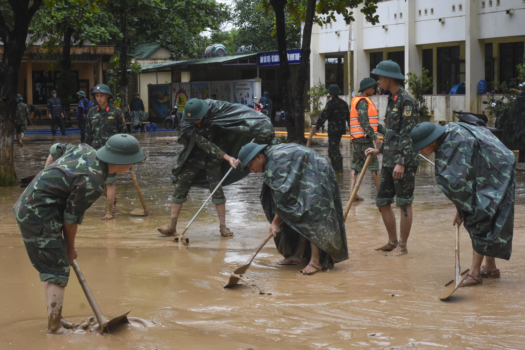don-dep-truong-hoc-sau-lu-11.jpg
