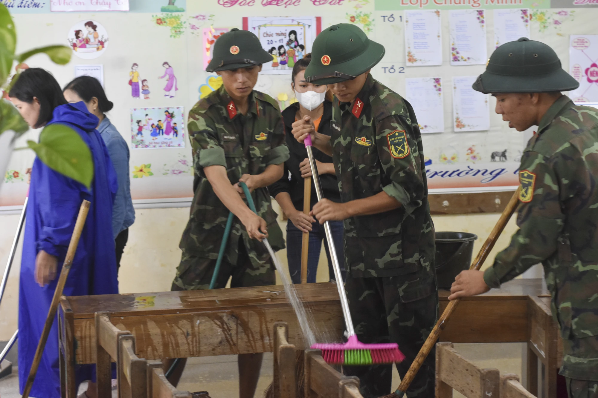don-dep-truong-hoc-sau-lu-12.jpg