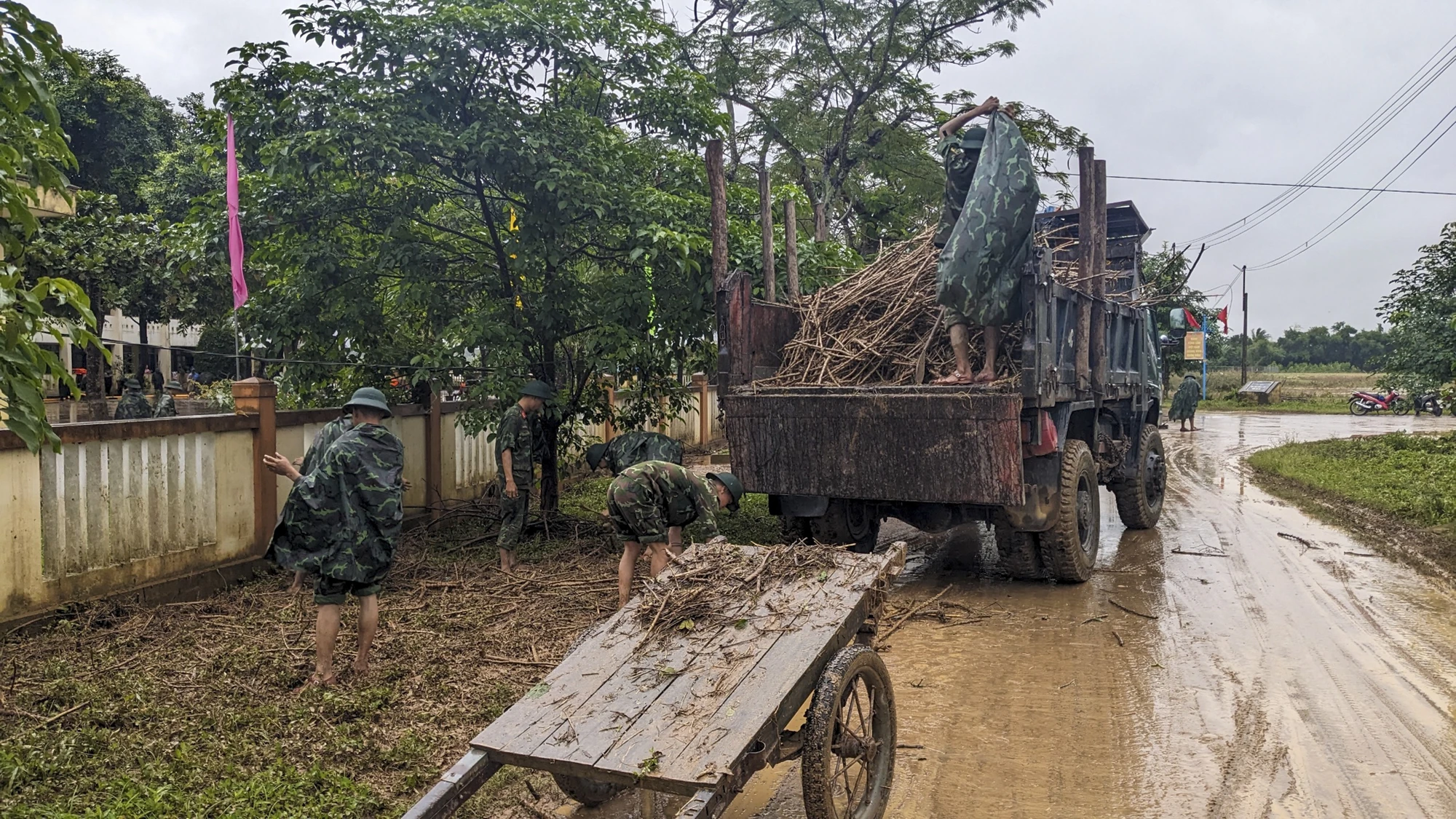 don-dep-truong-hoc-sau-lu-6.jpg