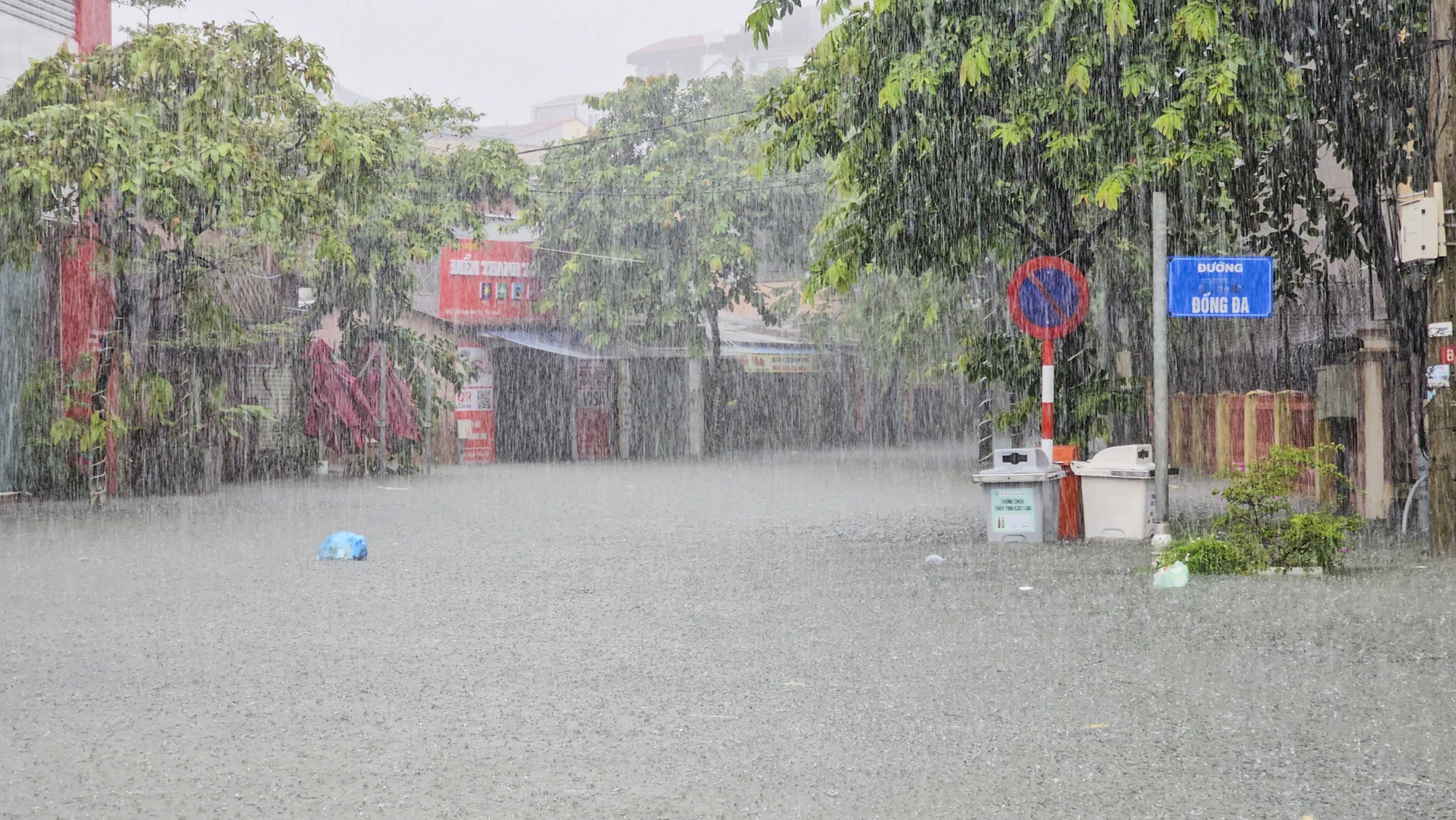 Chùm ảnh: TP Huế chìm trong biển nước