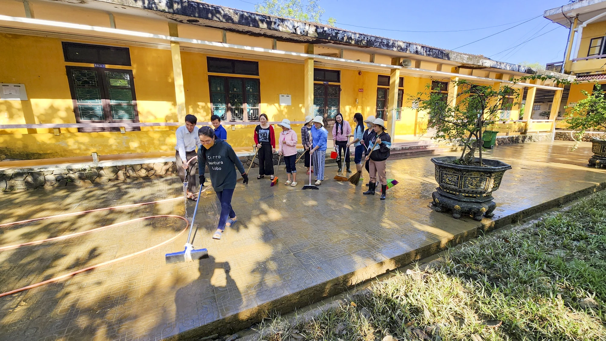 thay-co-vung-lu-o-hue-don-dep-truong-lop-1.jpg