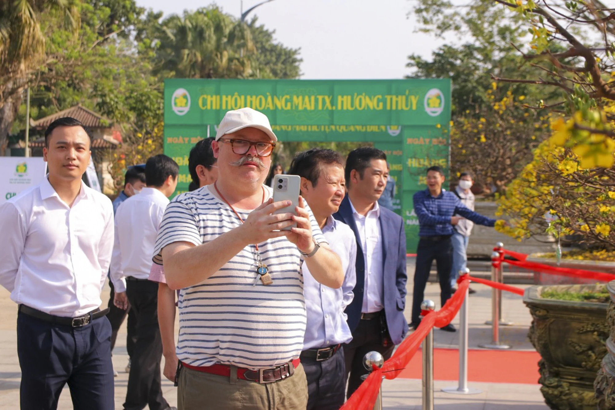 ngam-nhung-goc-mai-hue-khoe-sac-ben-song-huong-4.jpg