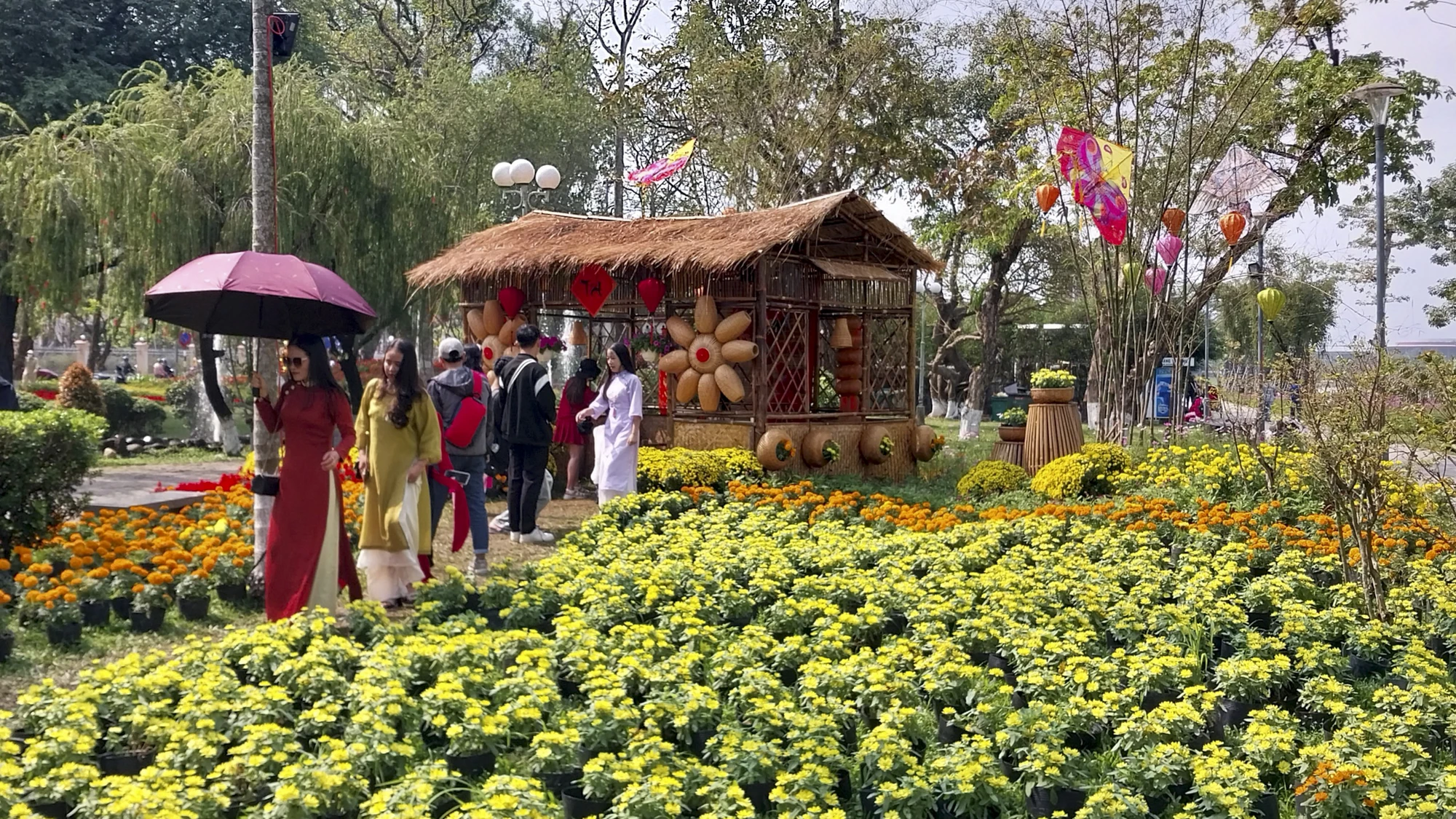 chup-anh-voi-linh-vat-rong-xuan-giap-thin-10.jpg