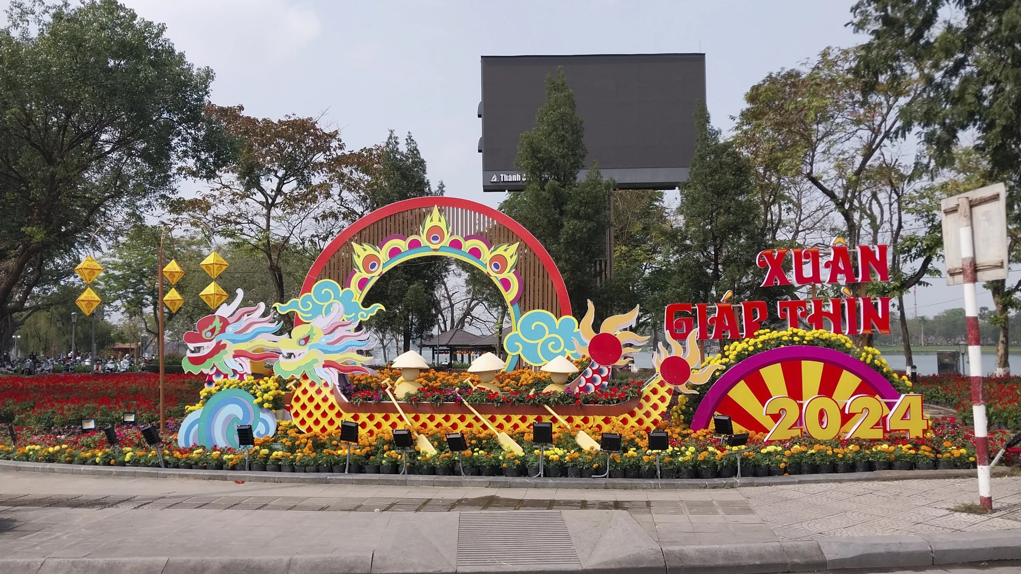 chup-anh-voi-linh-vat-rong-xuan-giap-thin-6.jpg
