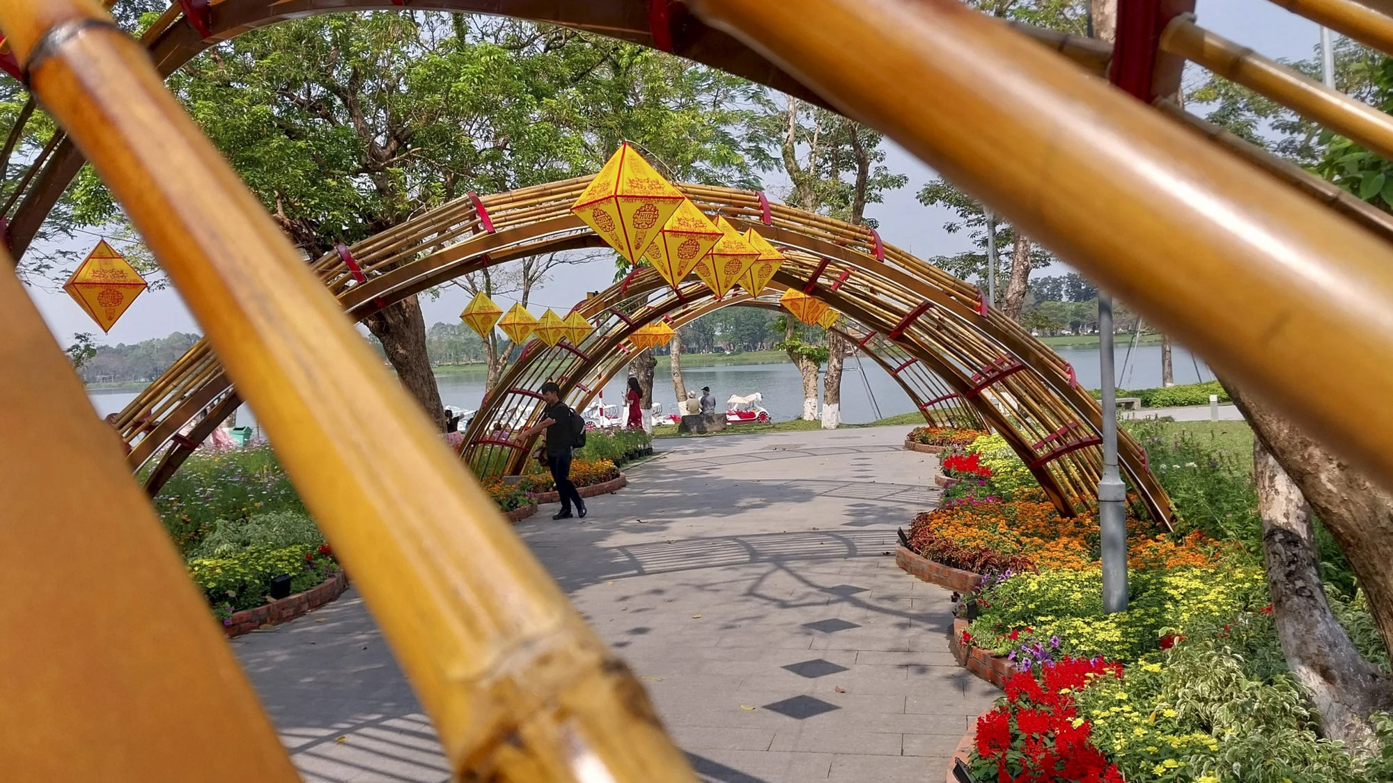 chup-anh-voi-linh-vat-rong-xuan-giap-thin-9.jpg