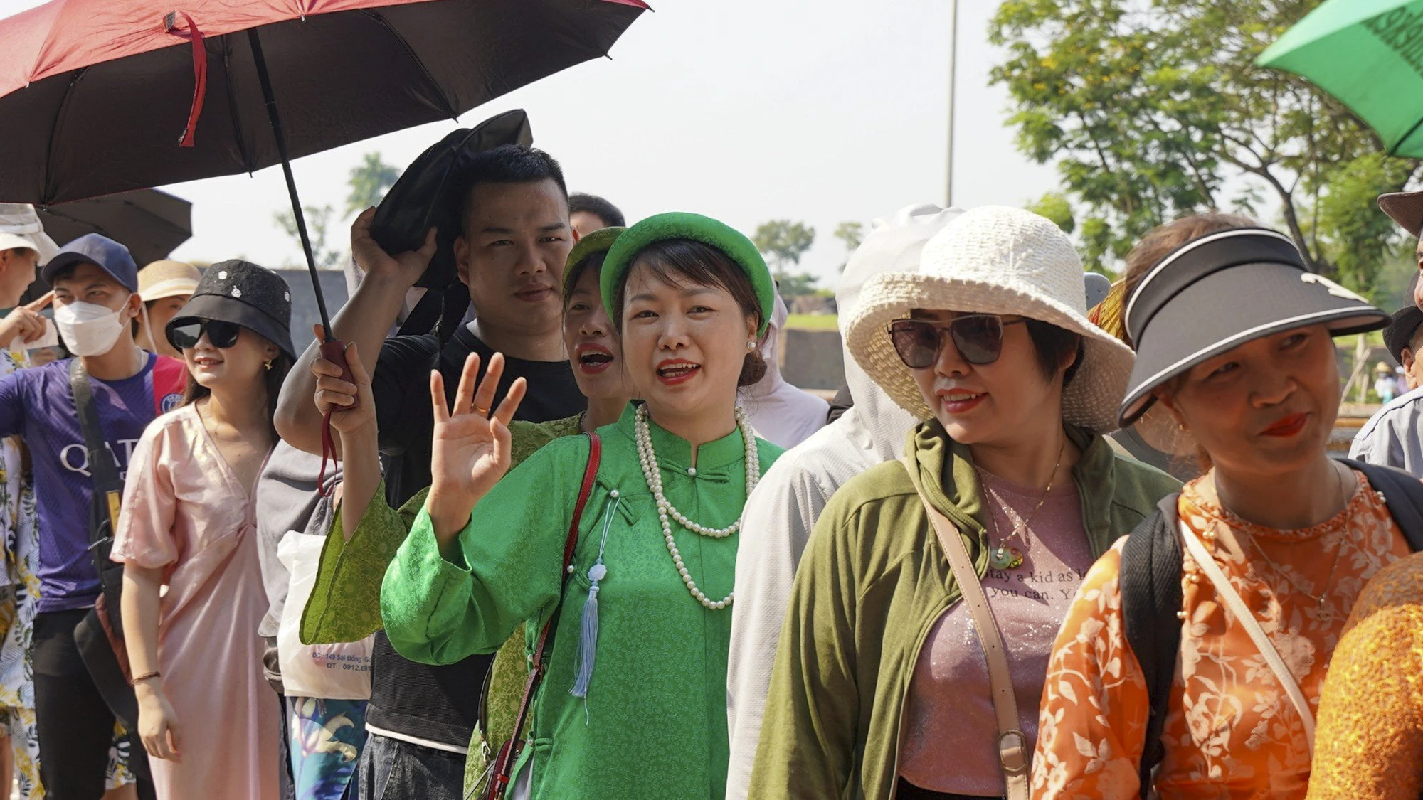 du-khach-tham-quan-dai-noi-hue-ngay-le-11.jpg