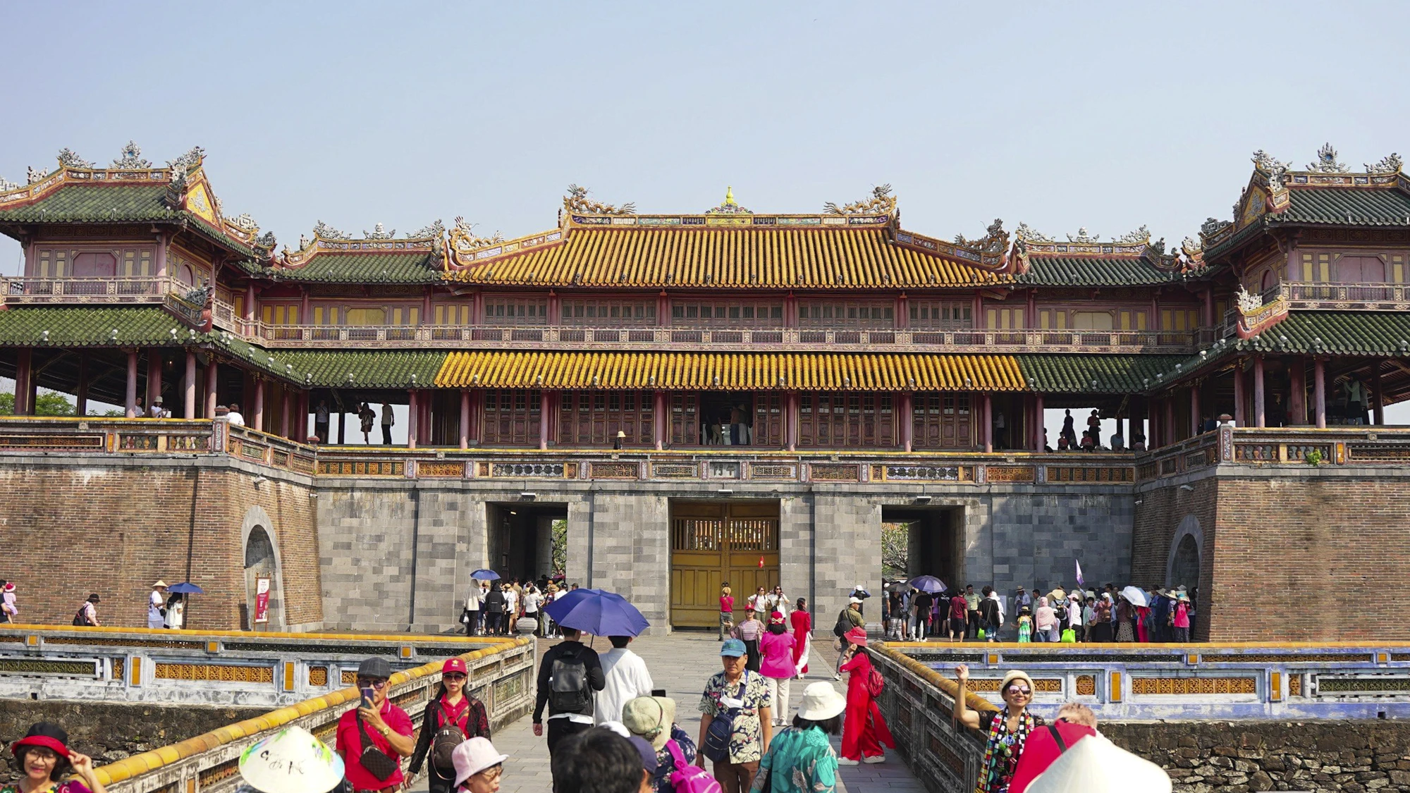 du-khach-tham-quan-dai-noi-hue-ngay-le-9.jpg