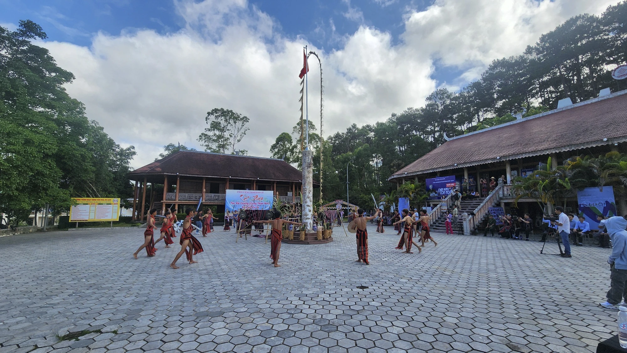 doc-dao-le-hoi-ta-on-than-nui-cua-nguoi-co-tu-21.jpg