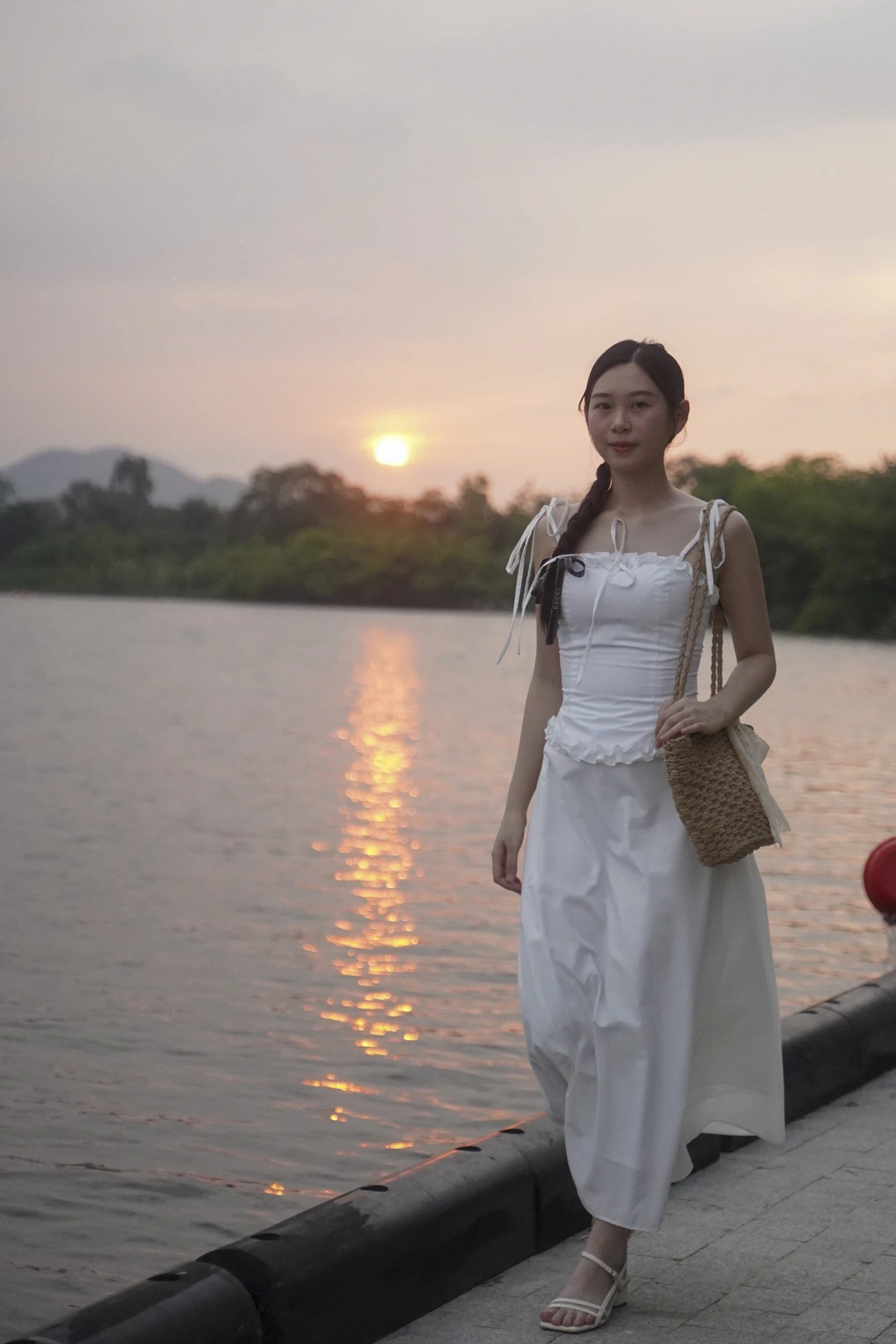 den-hue-chua-lanh-ben-bo-song-huong-15.jpg