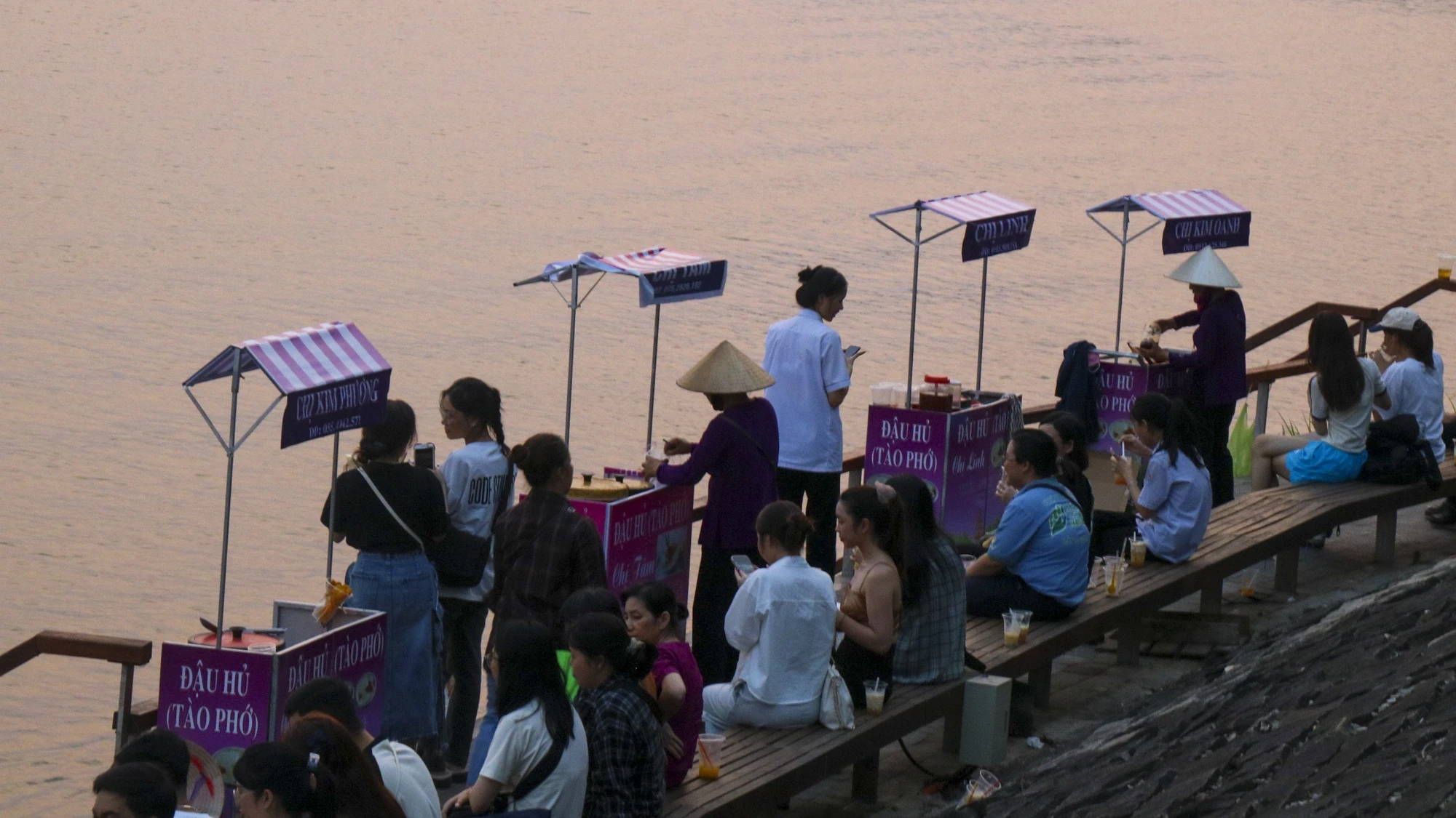 den-hue-chua-lanh-ben-bo-song-huong-8.jpg