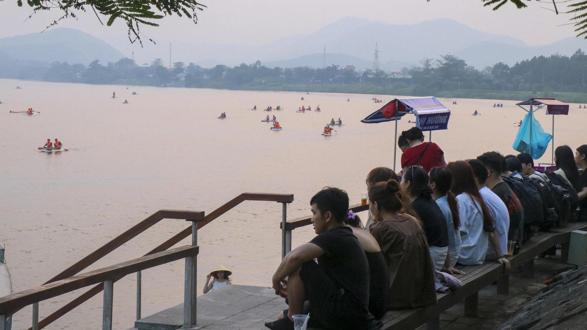 den-hue-chua-lanh-ben-bo-song-huong-9.jpg