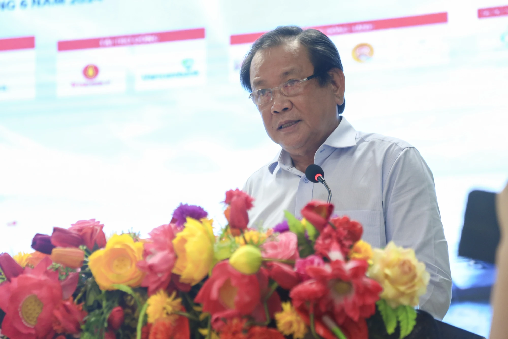 Anh-trao-qua-chuong-trinh-cung-ngu-dan-thap-sang-den-tren-bien-1.jpg