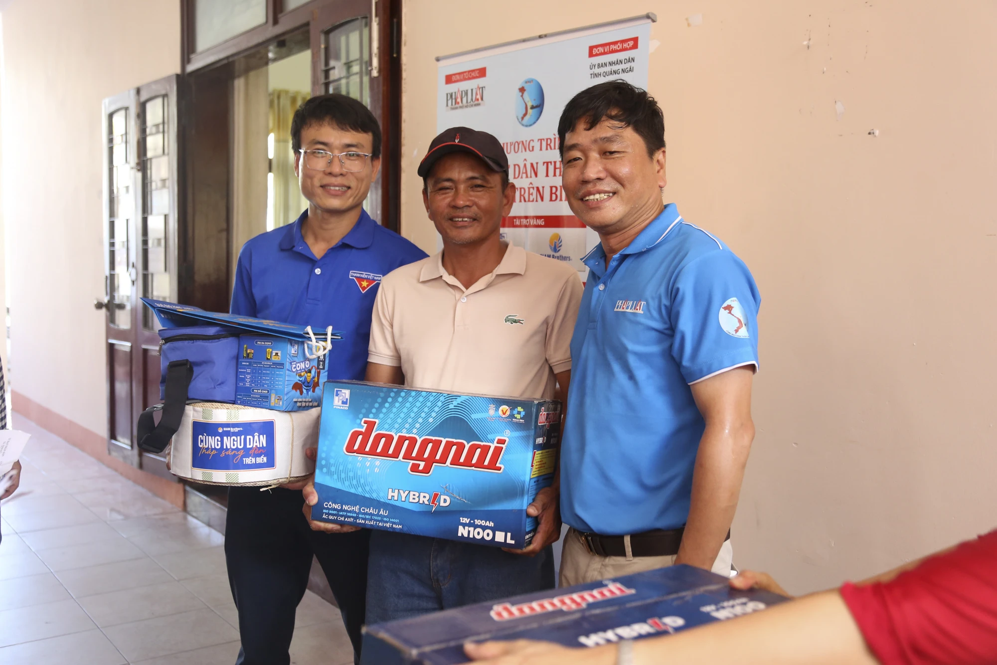 Anh-trao-qua-chuong-trinh-cung-ngu-dan-thap-sang-den-tren-bien-10.jpg