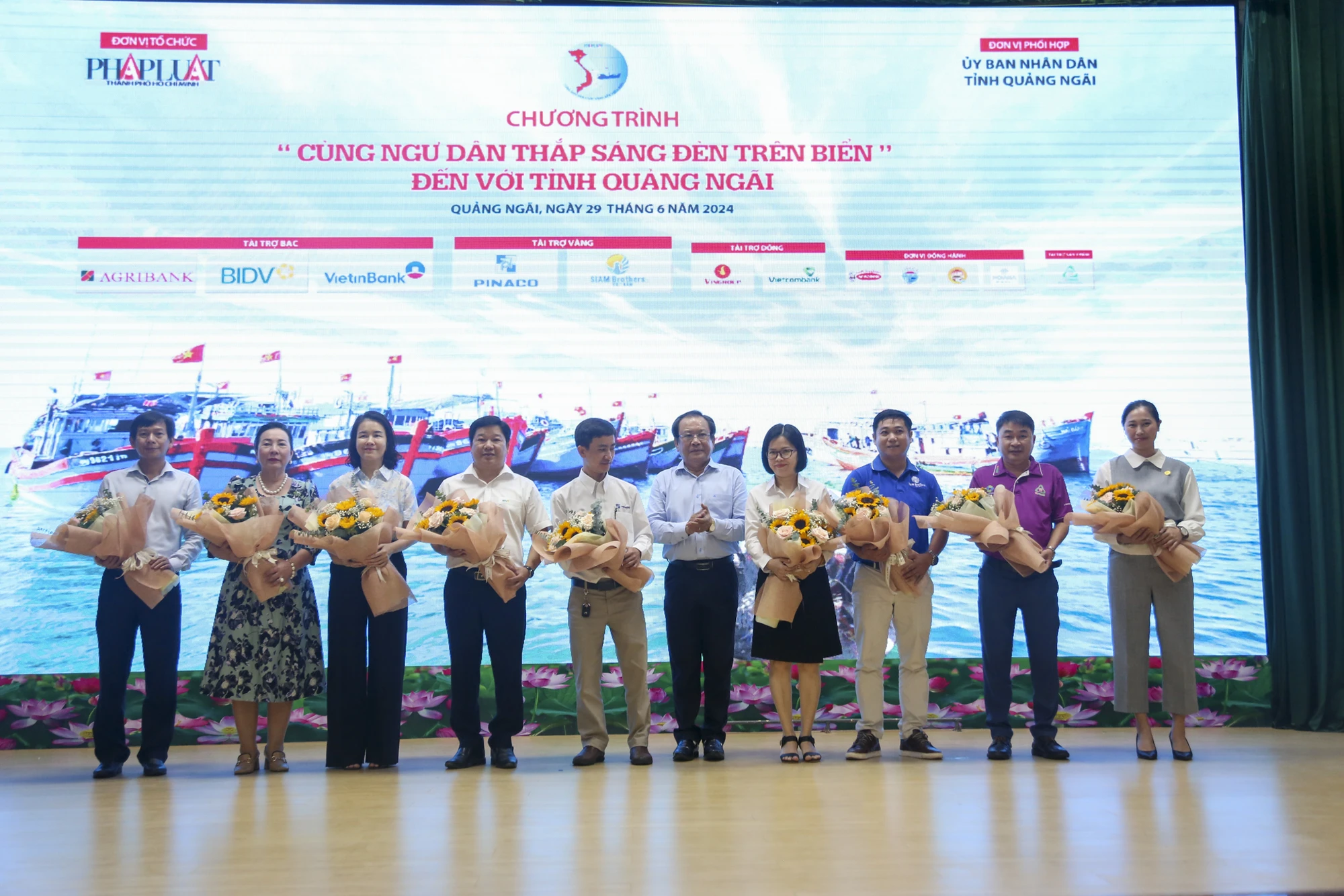 Anh-trao-qua-chuong-trinh-cung-ngu-dan-thap-sang-den-tren-bien-14.jpg