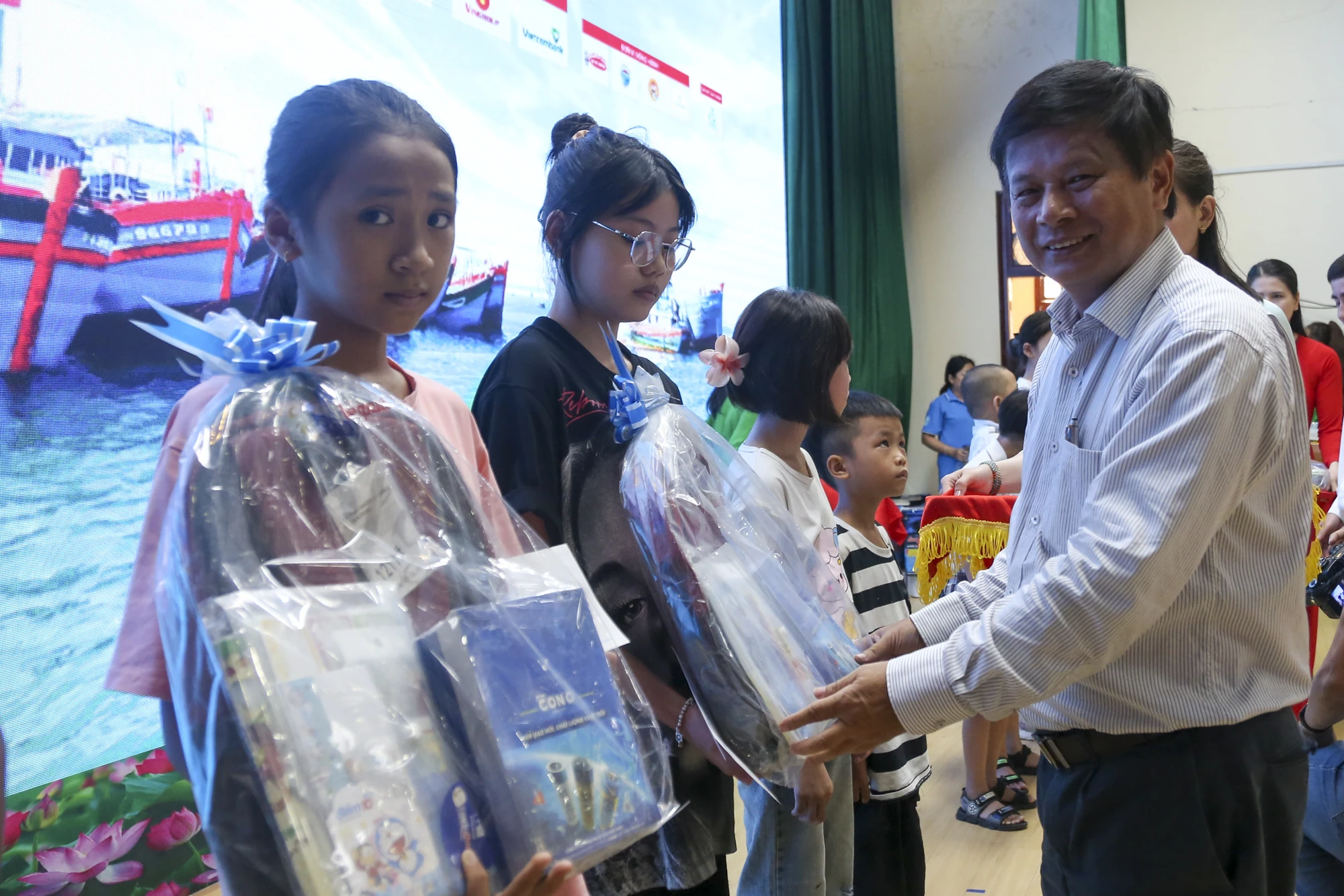 Anh-trao-qua-chuong-trinh-cung-ngu-dan-thap-sang-den-tren-bien-15.jpg