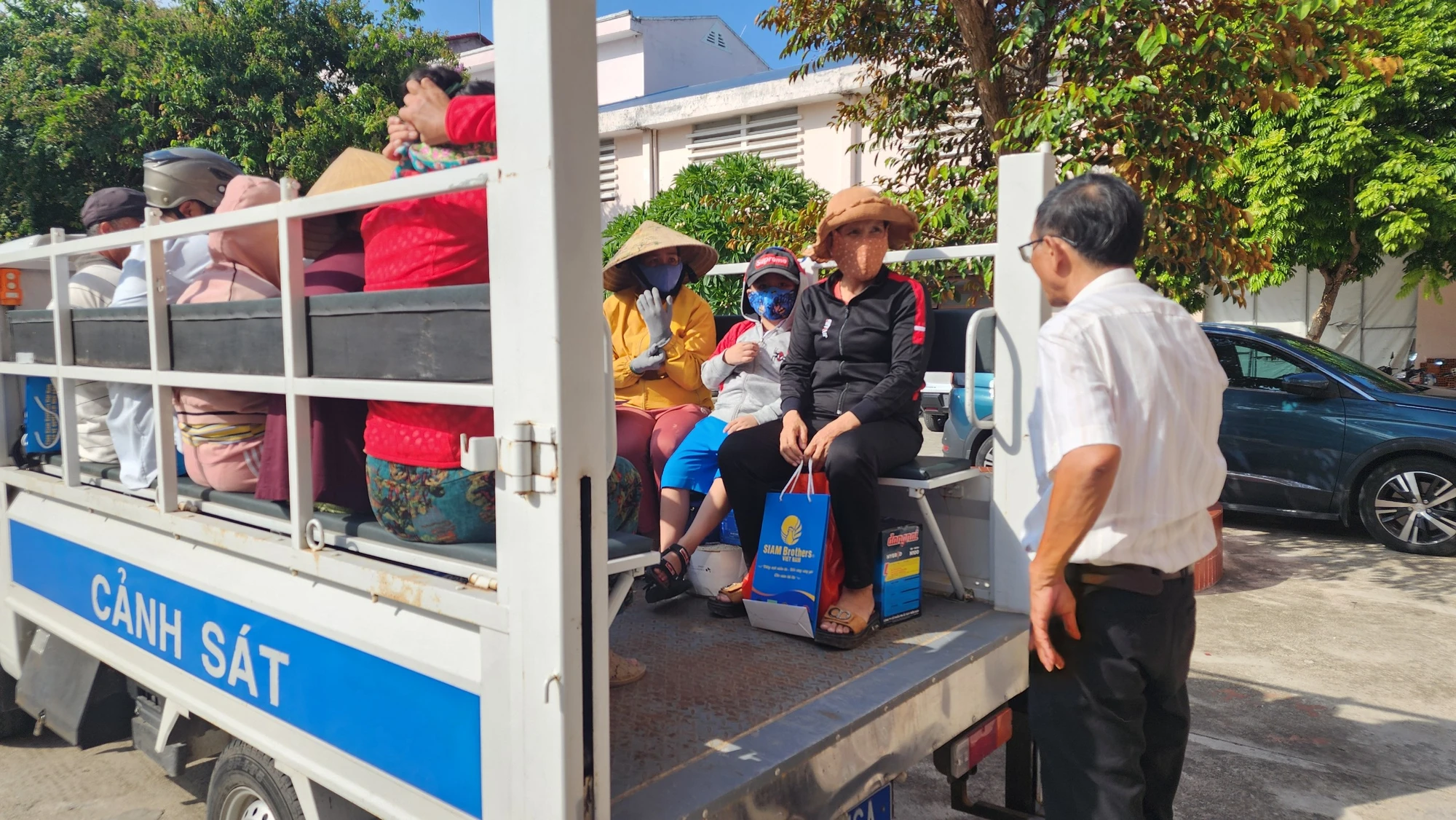 Anh-trao-qua-chuong-trinh-cung-ngu-dan-thap-sang-den-tren-bien-31.jpg
