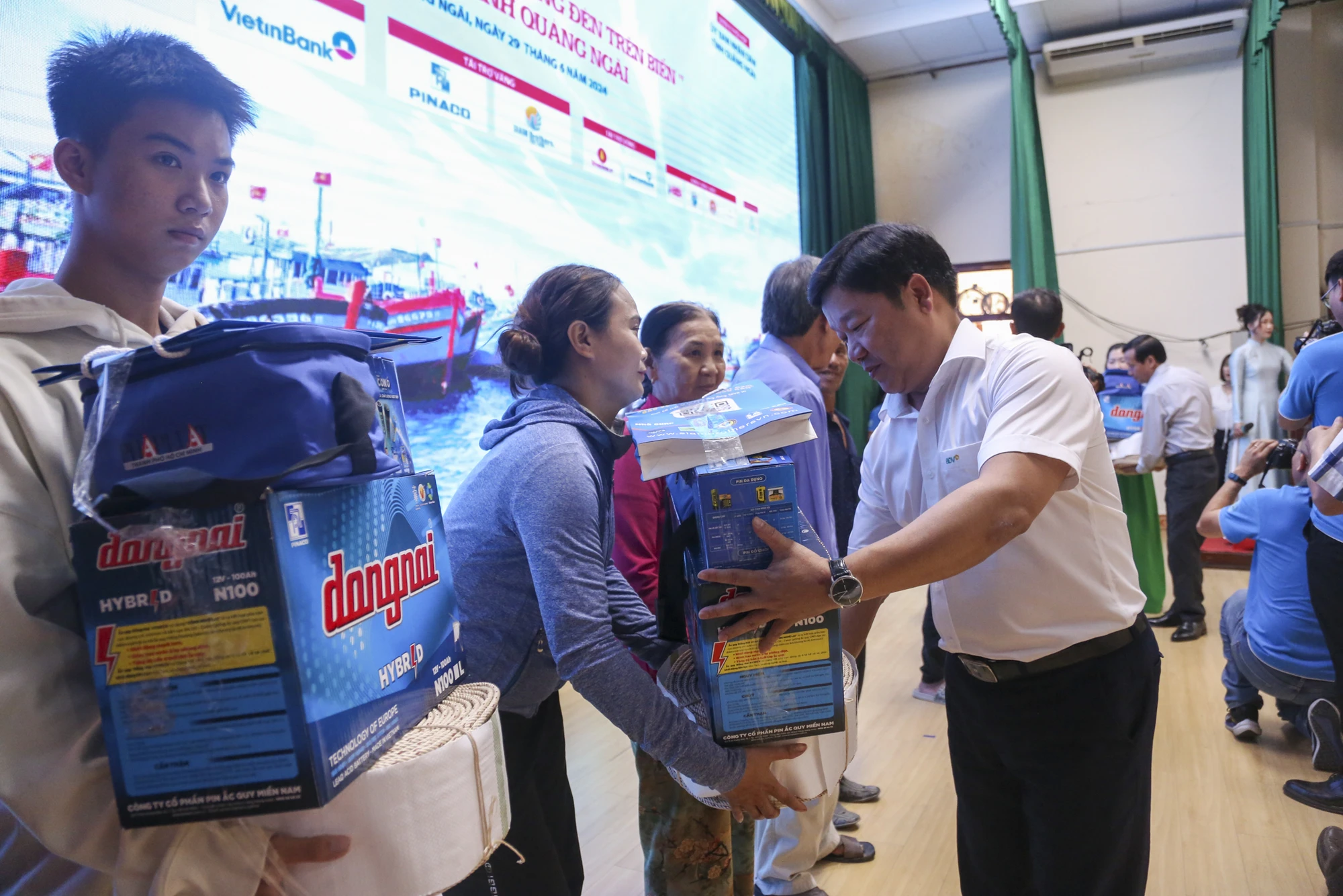 Anh-trao-qua-chuong-trinh-cung-ngu-dan-thap-sang-den-tren-bien-4.jpg